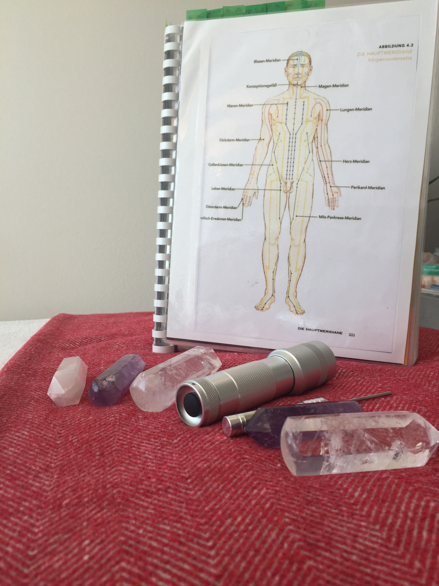 mit der Farblampe,  Steine, T-Shin...werden Akupressurpunkte behandelt