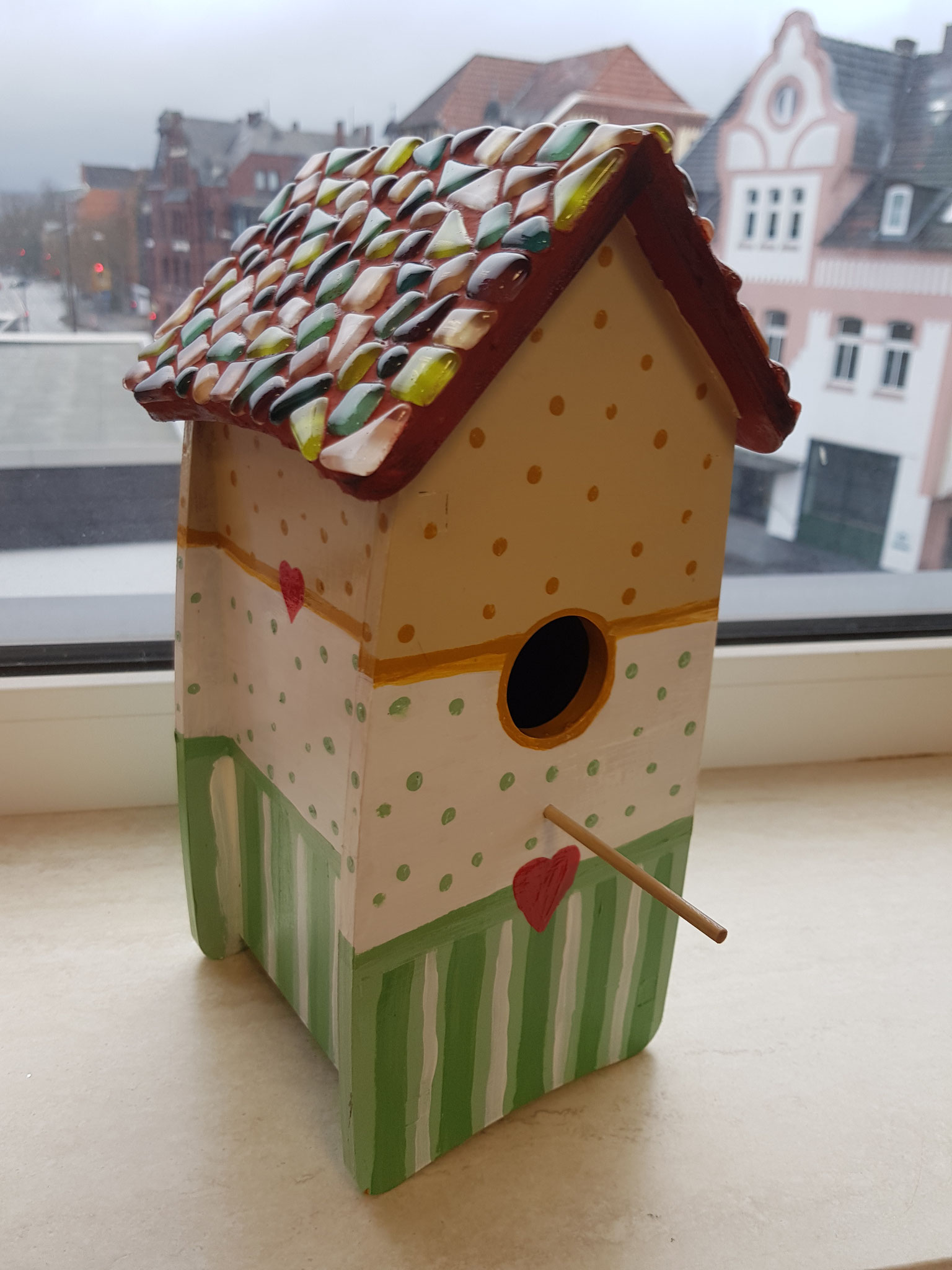Vogelhäuschen aus Holz und mit Glasmosaik
