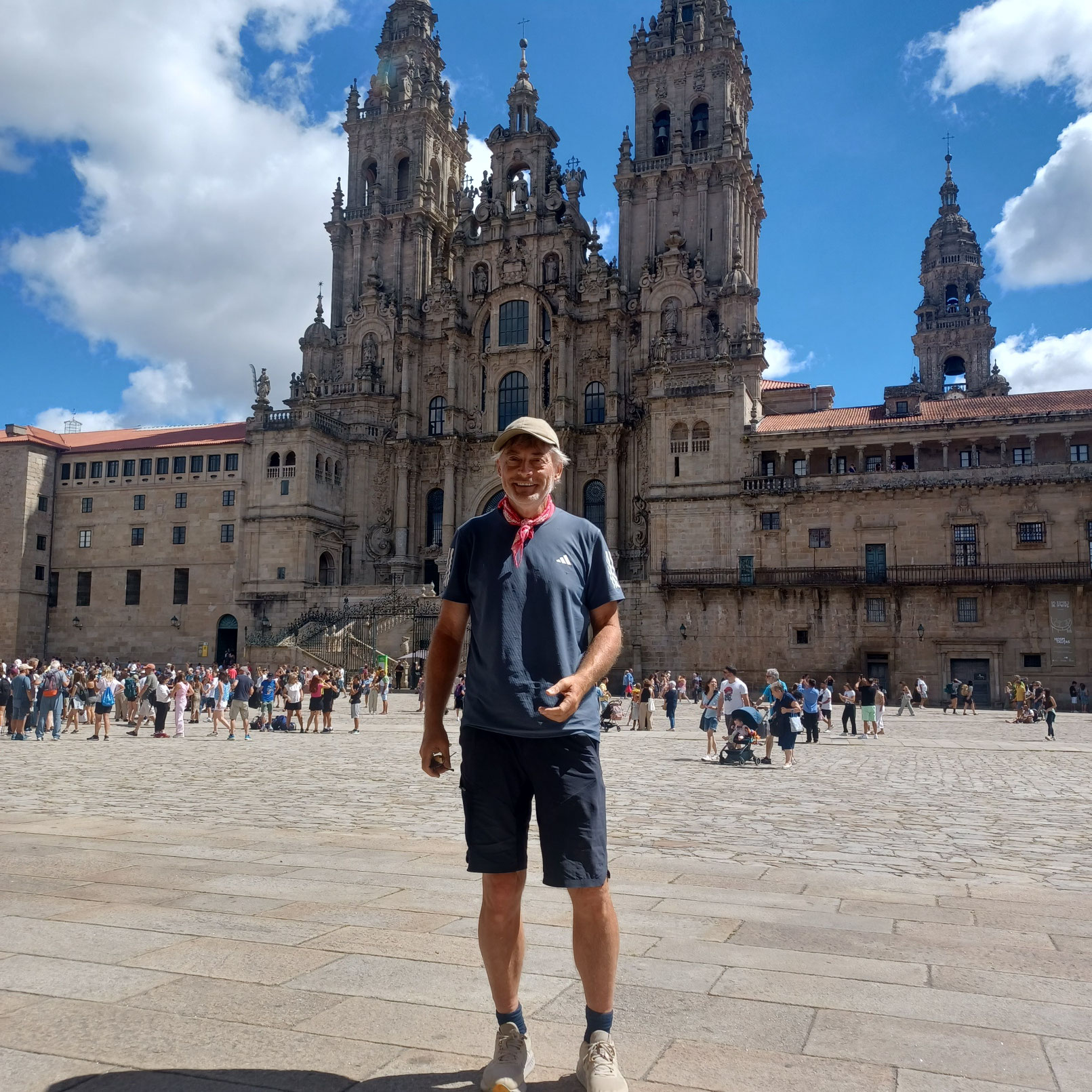 Am Ende des Camino del Norte (940 km in 2024) vor der Kathedrale in Santiago de Compostella.Zielort 2025