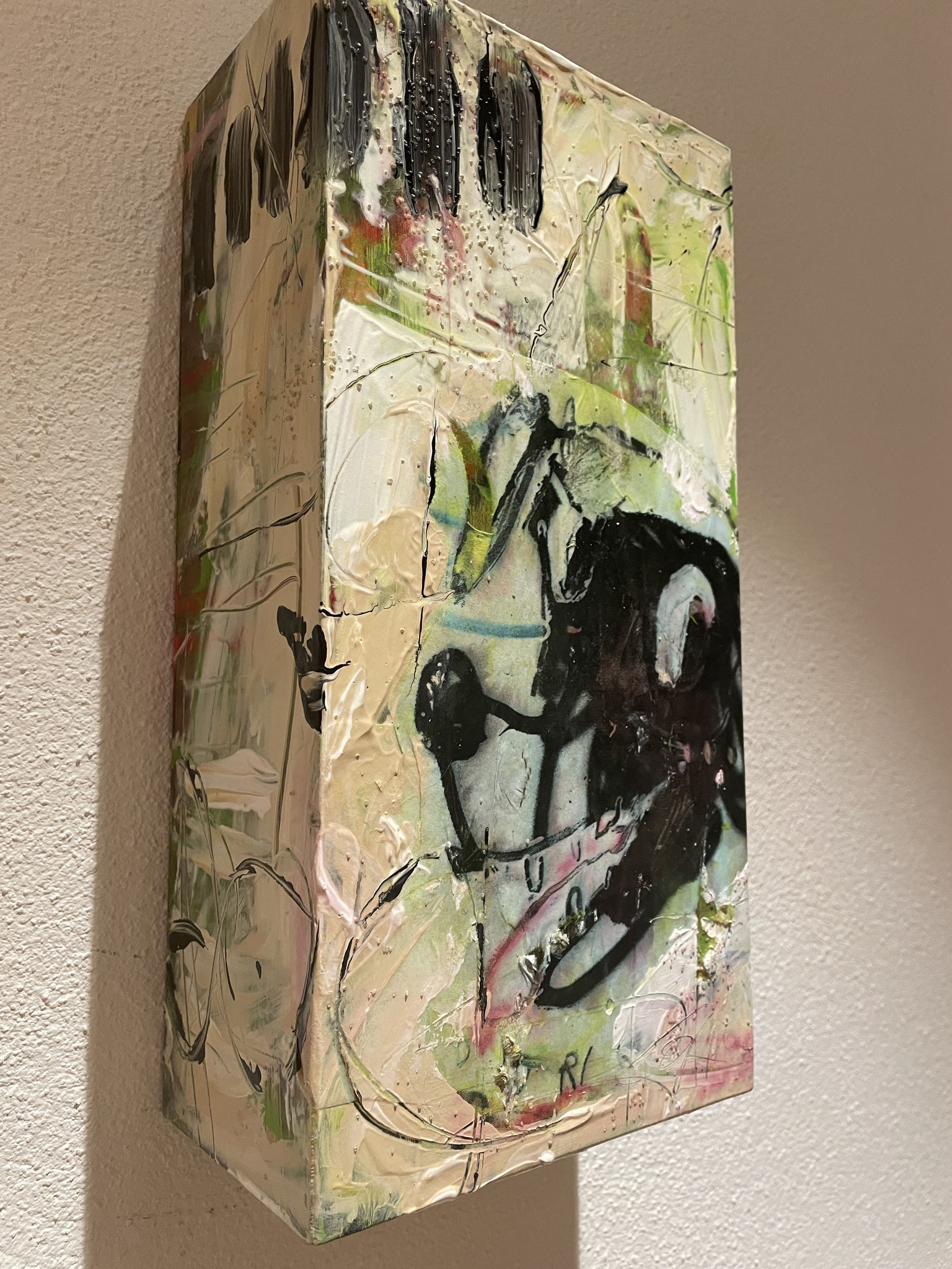 "CRAZY DOG" 2023 Acryl/Collage/Holz 30x15x9