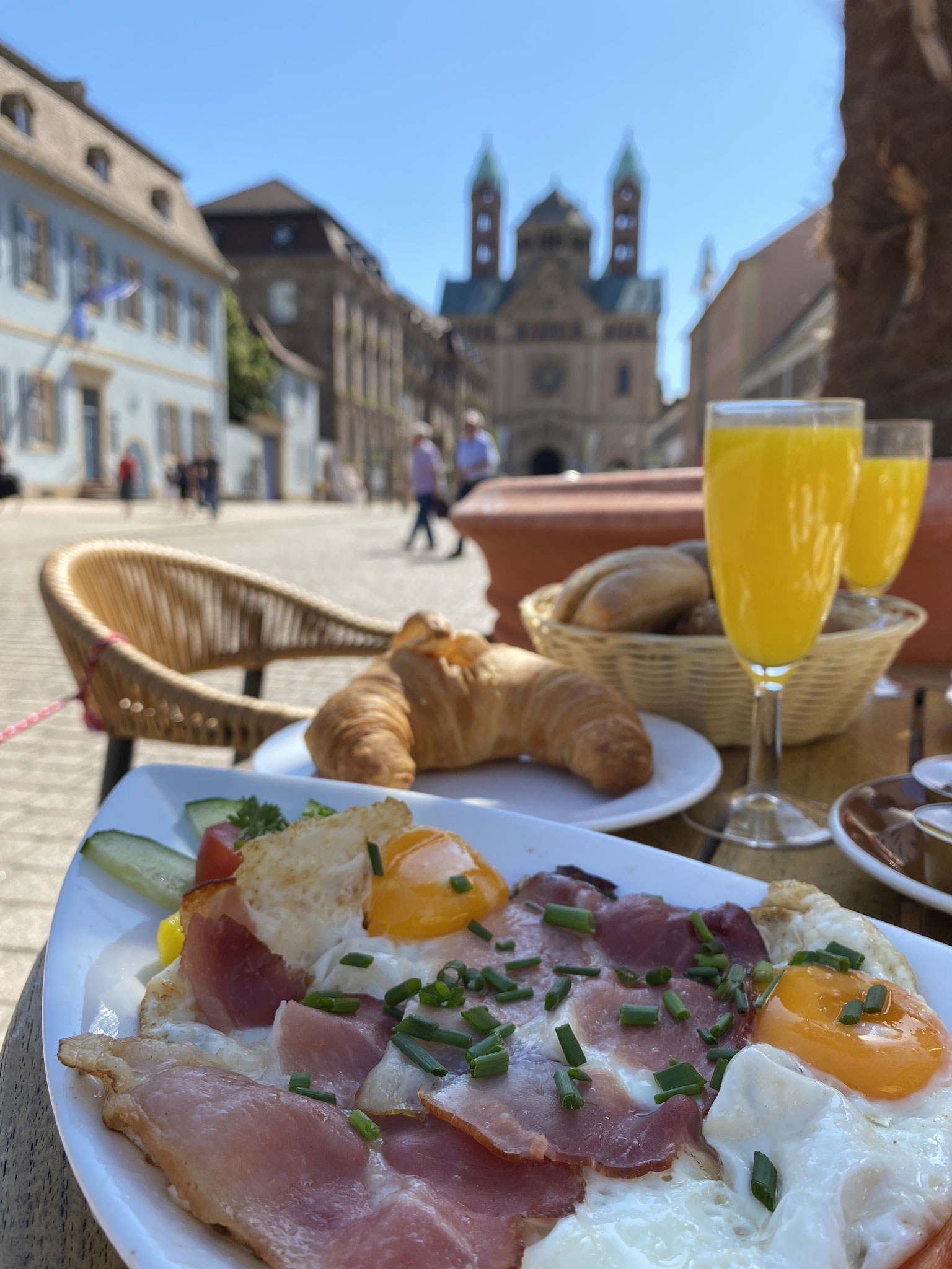 Unser Frühstück. Beginnen Sie den Tag lecker bei uns auf unserer schattigen Terrasse. 