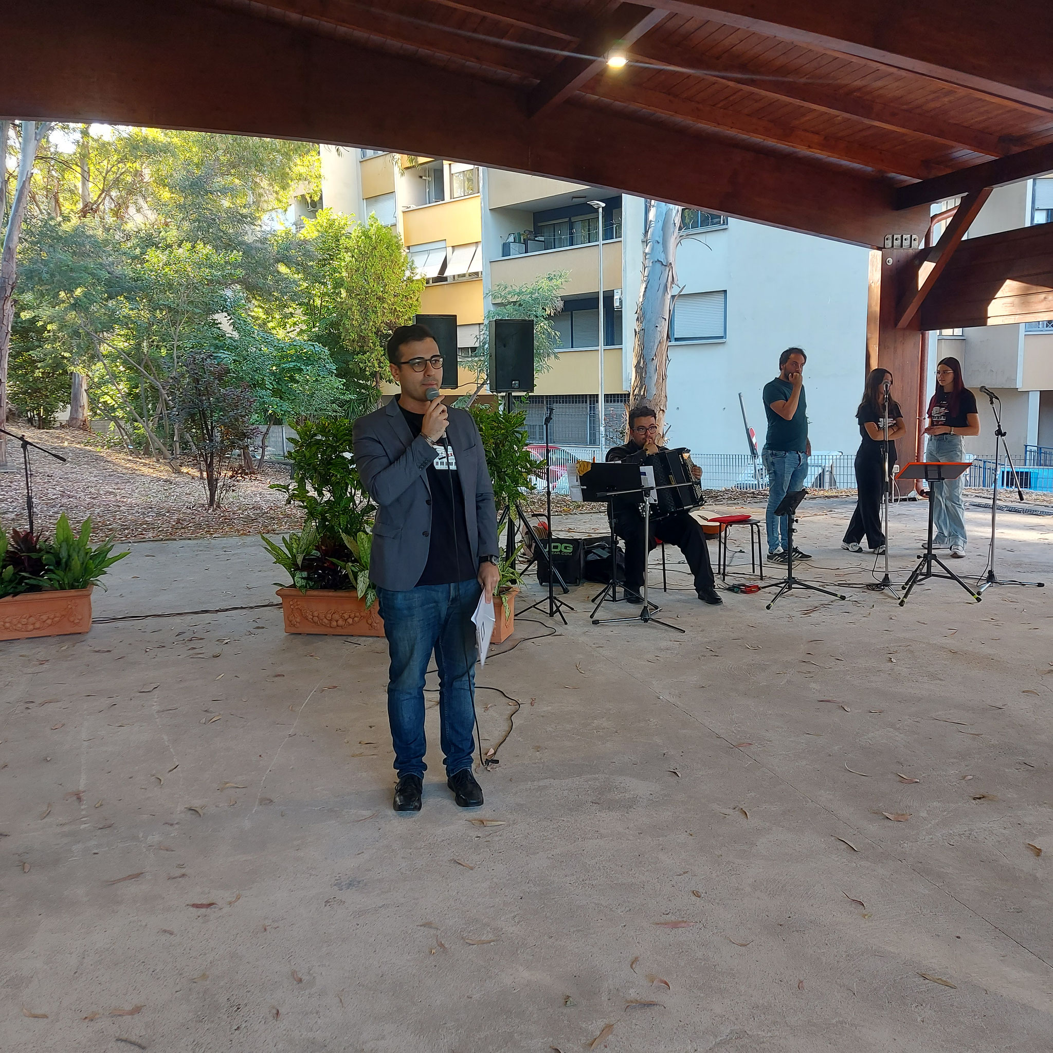 William Feliziani presentatore delle due inaugurazioni. Questa nella foto: Nuovo Centro Anziani in Via delle Canapiglie - inizio cerimonia ore 18:00