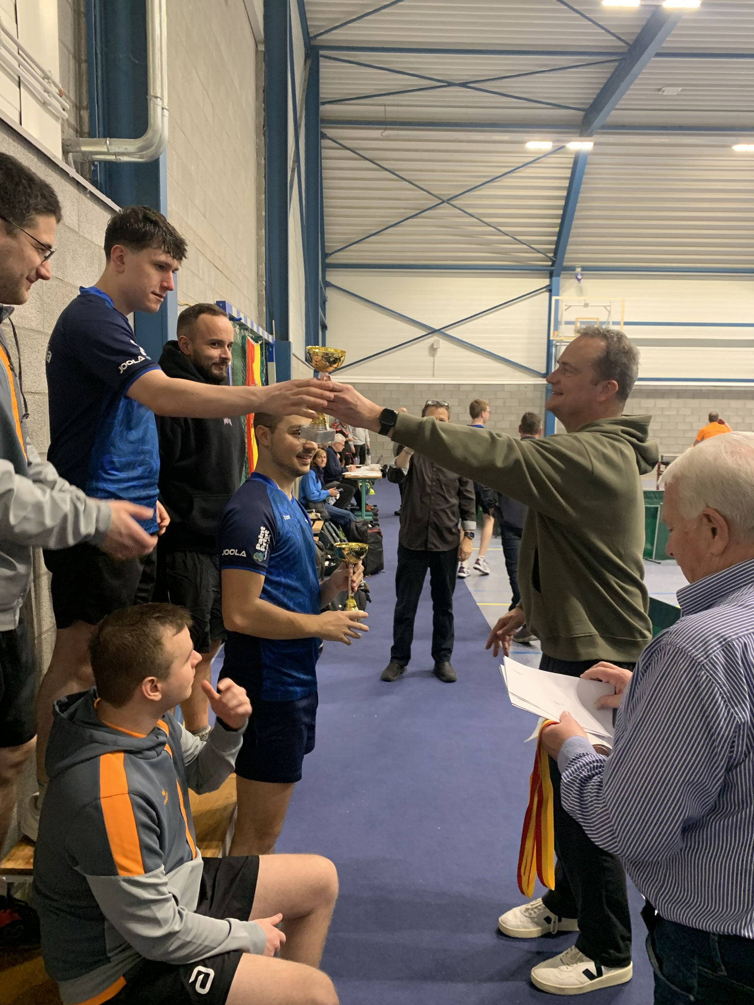 Übergabe des Siegerpokals der Doppelserie an die Paarung Kairis/Lenaerts (TTC Astoria Kelmis) durch Ministerpräsident Oliver Paasch. Foto: privat