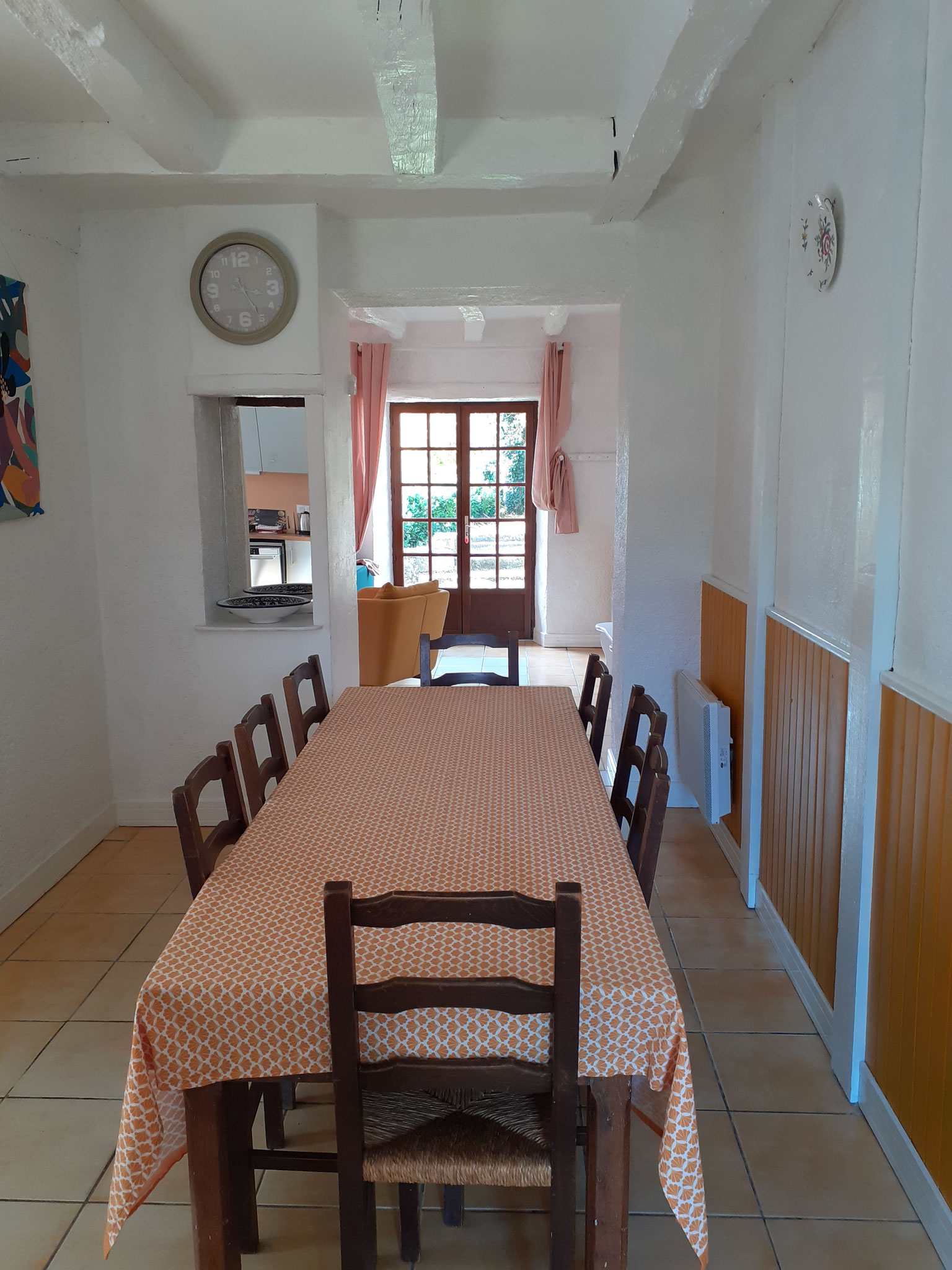 Vue en enfilade, table de la salle à manger, puis salon