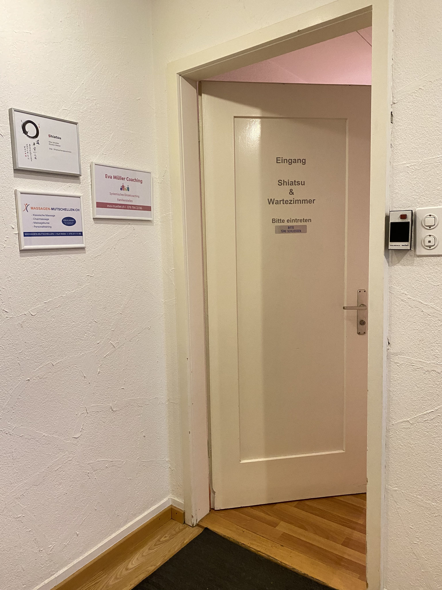 Eingang Praxis & Wartezimmer (1. OG)