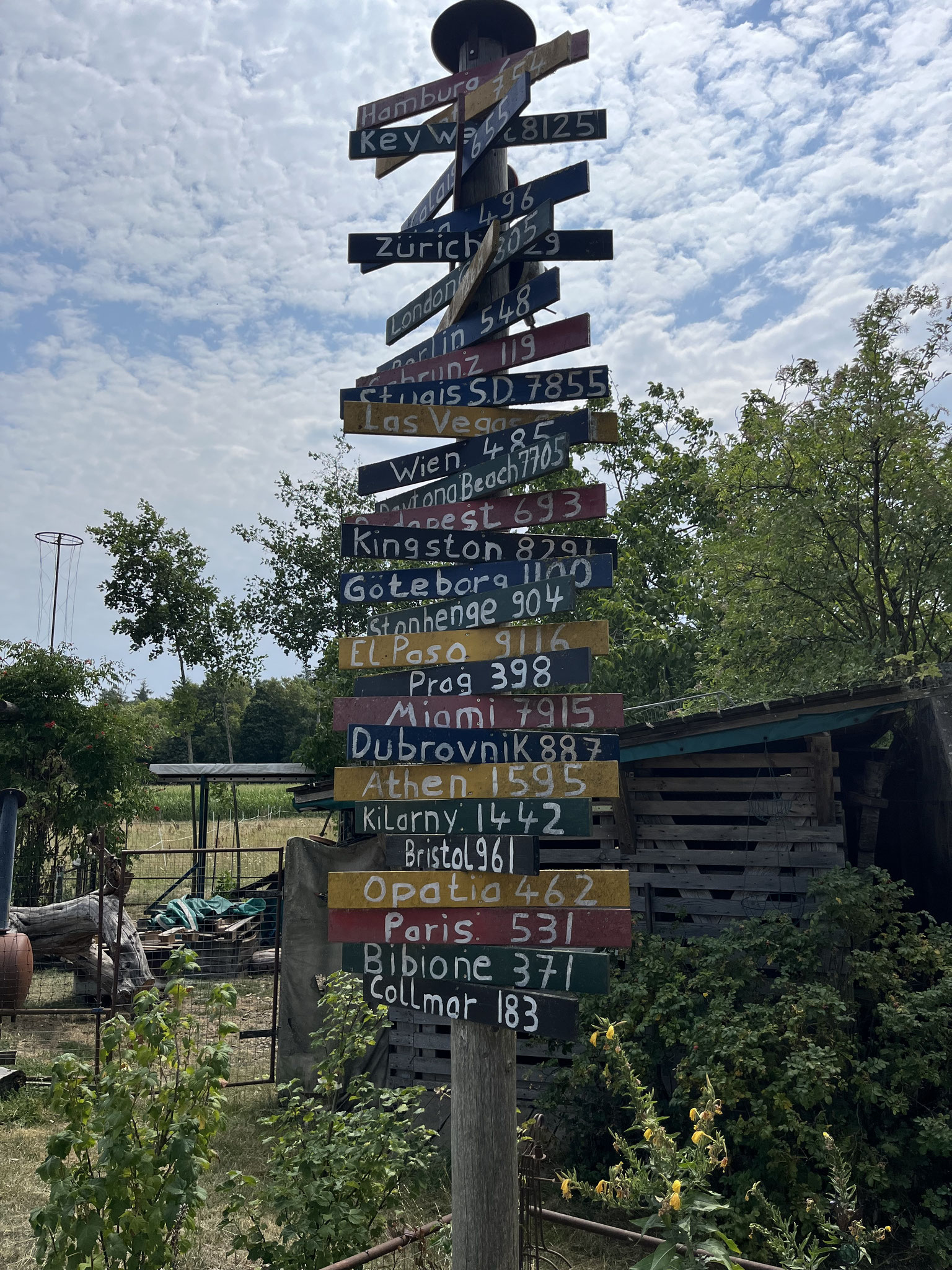 Gleich um die Ecke steht dieses interessante Kunstwerk. Da steht sogar unser Fernziel drauf! Findest du es?