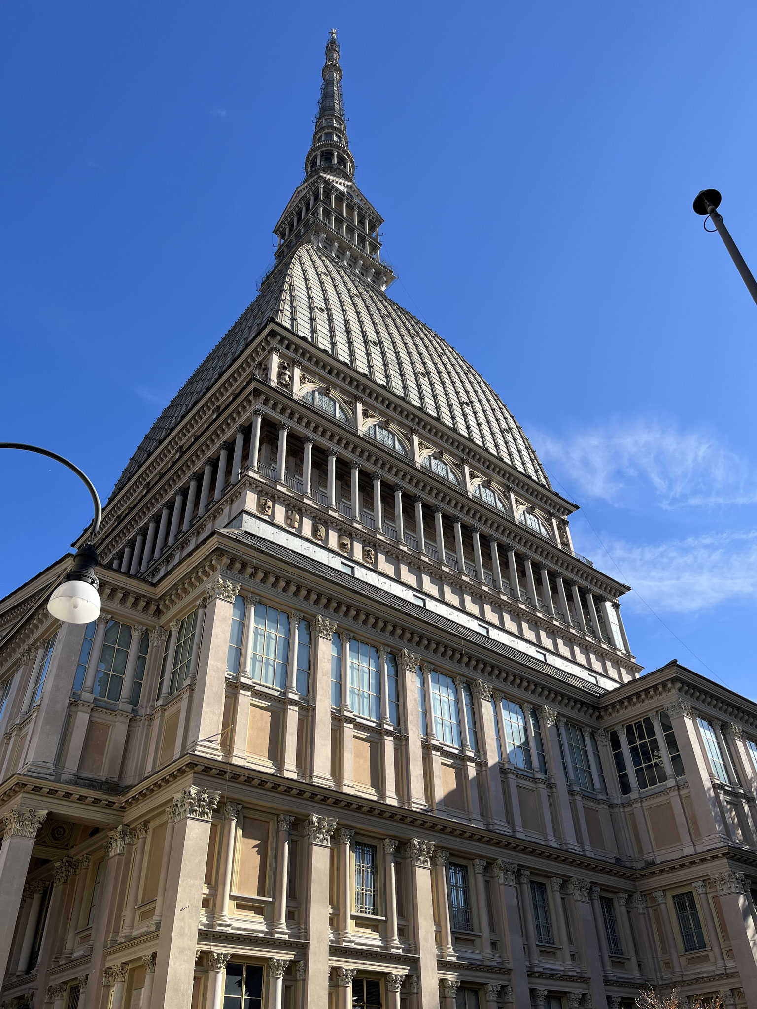 Das Wahrzeichen von Turin ist der wunderschöne Turm „Mole Antonelliana“ mit einer Aussichtsplattform hoch oben im Turm. Bis heute haben wir nicht herausgefunden, ob sie offen hatte oder nicht.
