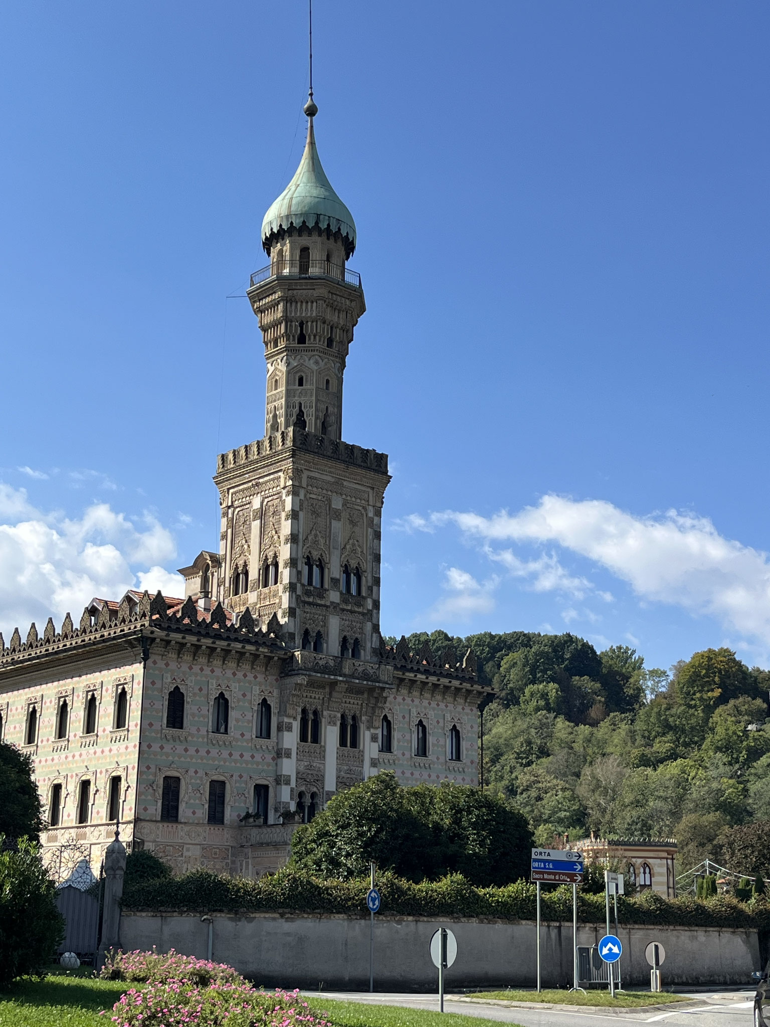 Wir kommen zum grossen Parkplatz zurück, wo bereits 10 Reisecars parkiert sind. Direkt daneben liegt majestätisch die Villa Crespi mit ihrem extravaganten Turm.