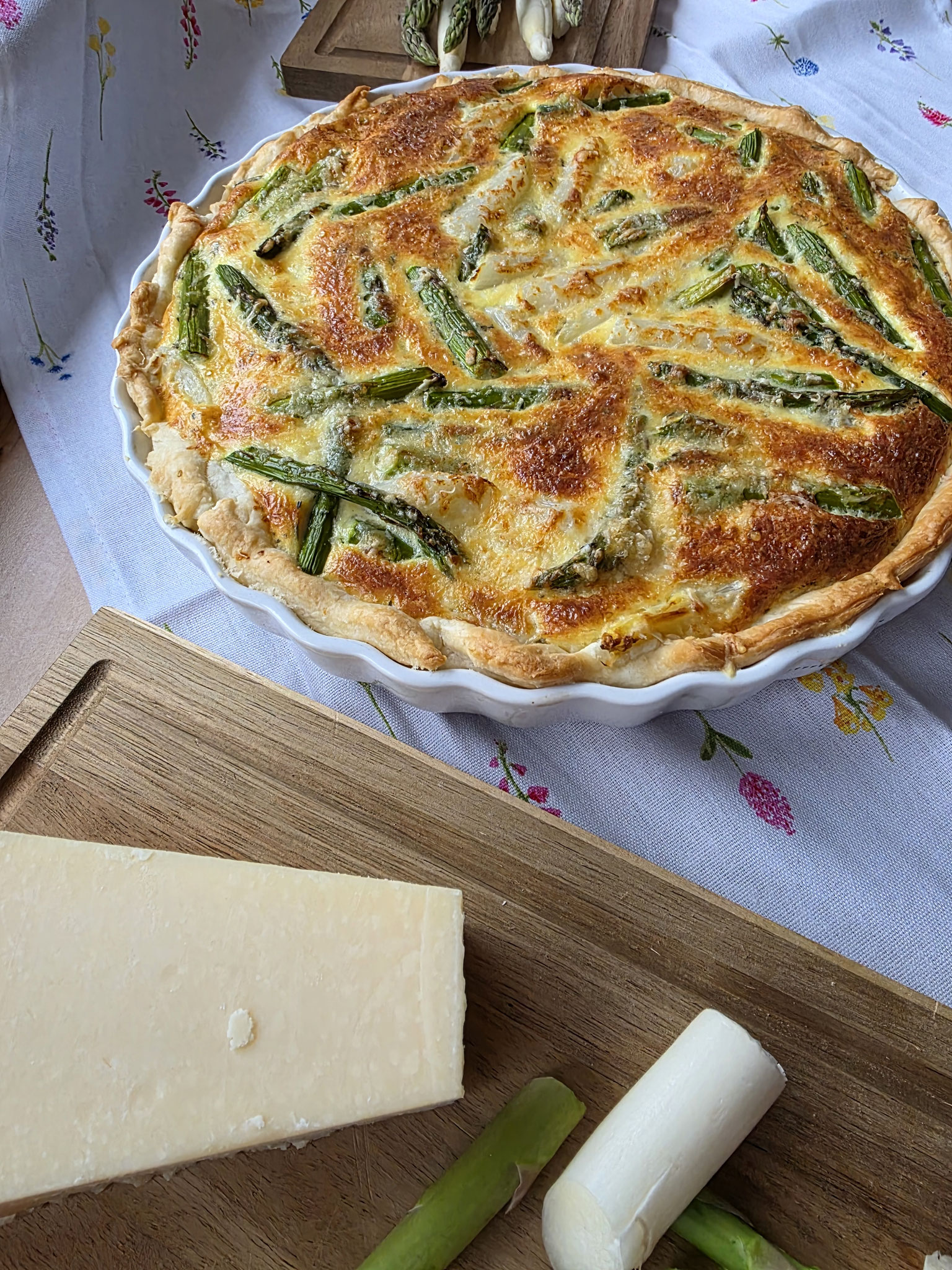 Fertige Spargelquiche frisch aus dem Ofen