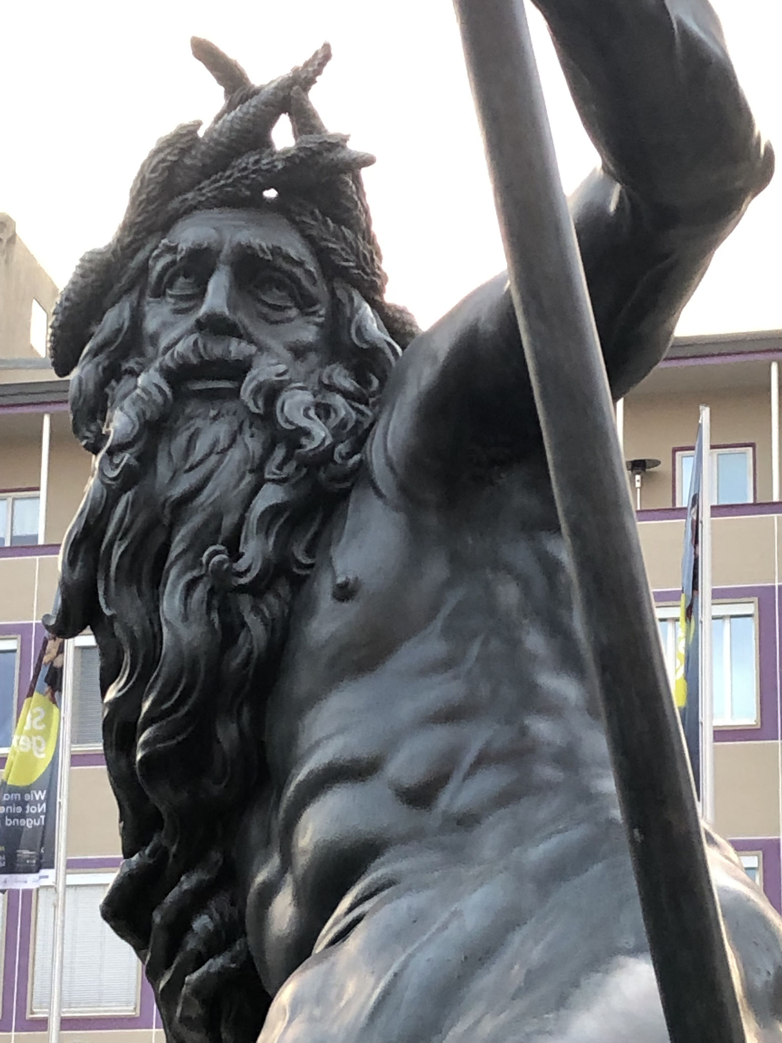 Die Figur am Augsburger Augustusbrunnen verkörpert den Lech