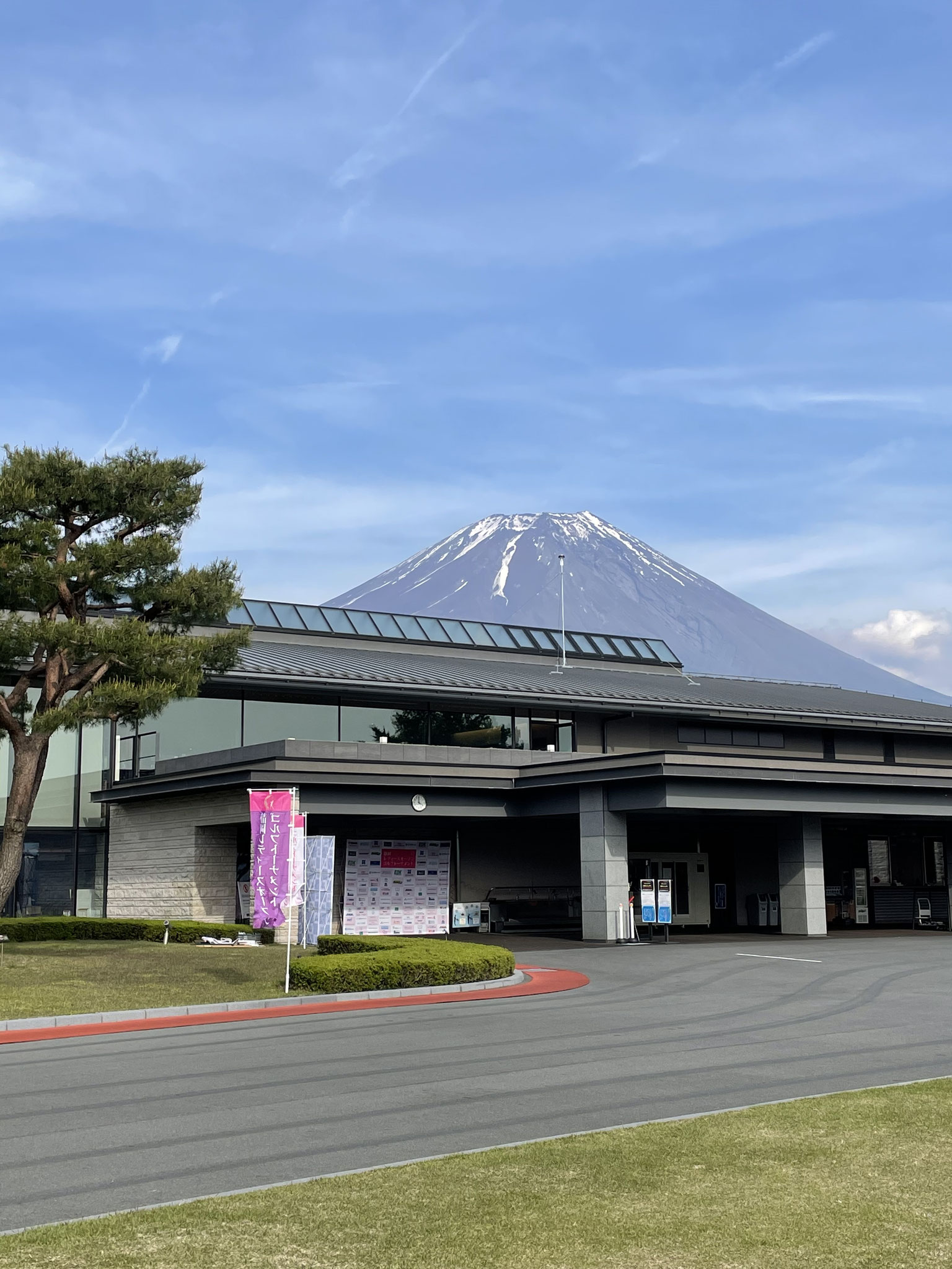 全ホールから富士山を望める雄大なゴルフ場で、宿泊施設や練習施設も充実しています