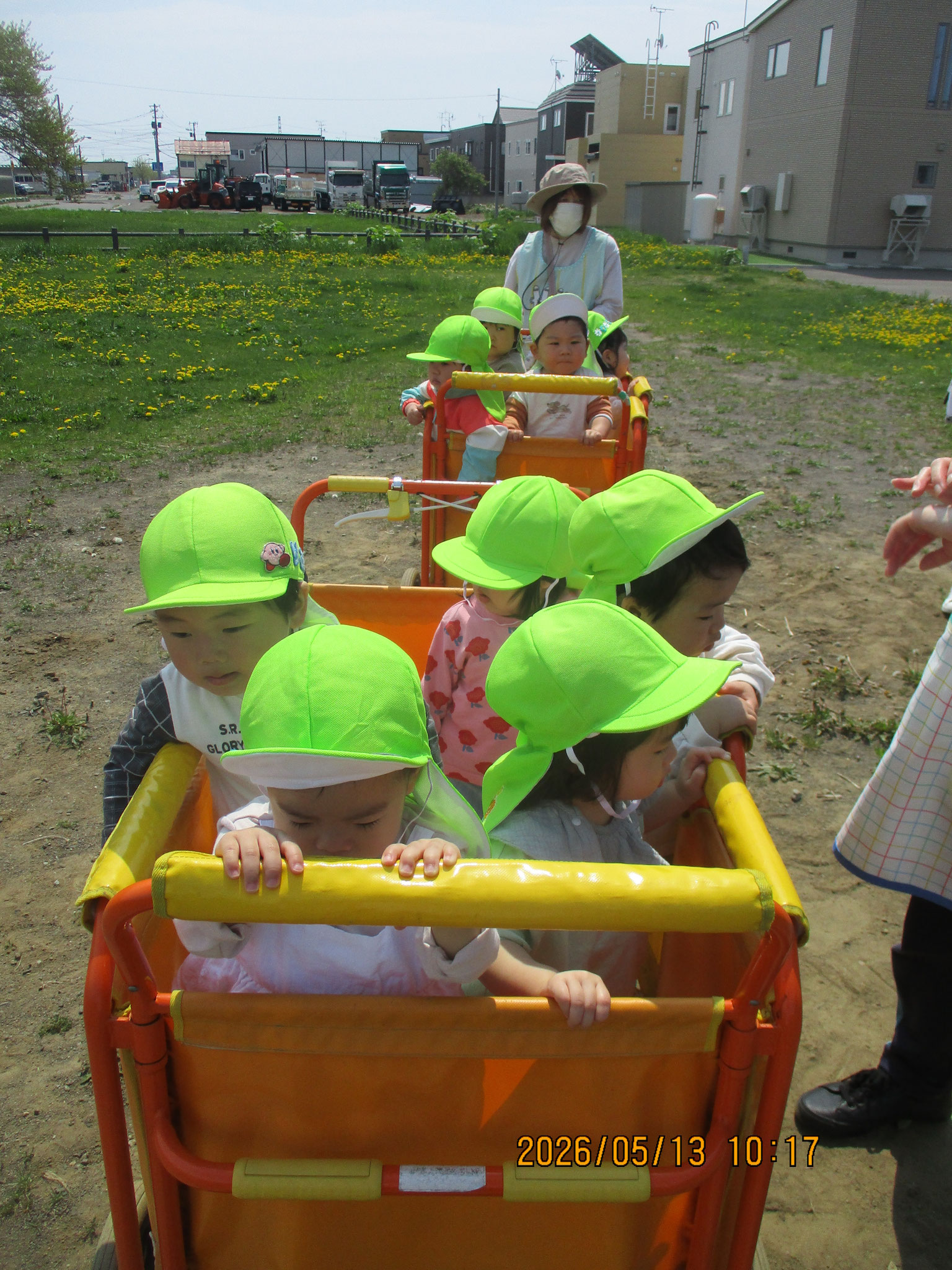 1歳児クラス。散歩車にもすっかり慣れて景色を楽しんでいます。