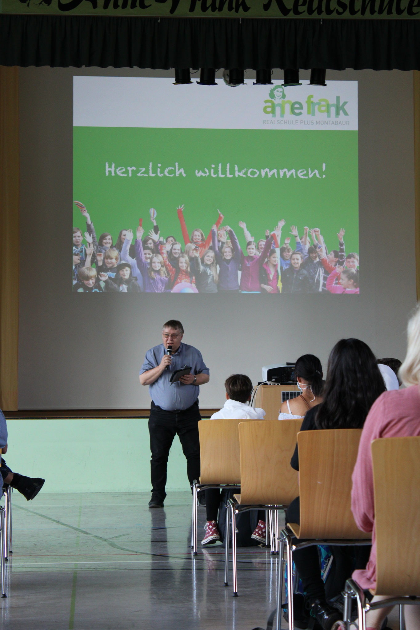 Die AnneFrankRealschule plus heißt ihre neuen Schülerinnen und Schüler herzlich willkommen