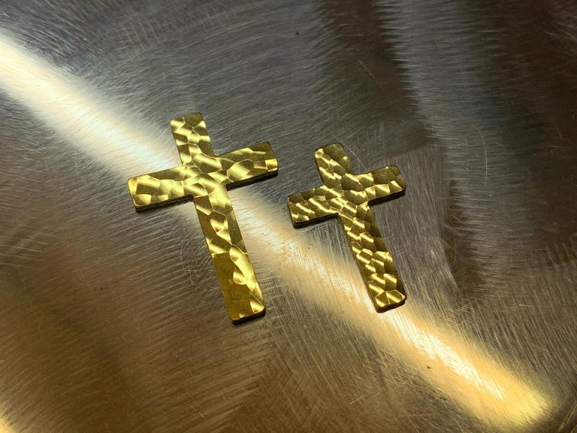 Kreuz aus Schweizer Naturgold geschmiedet