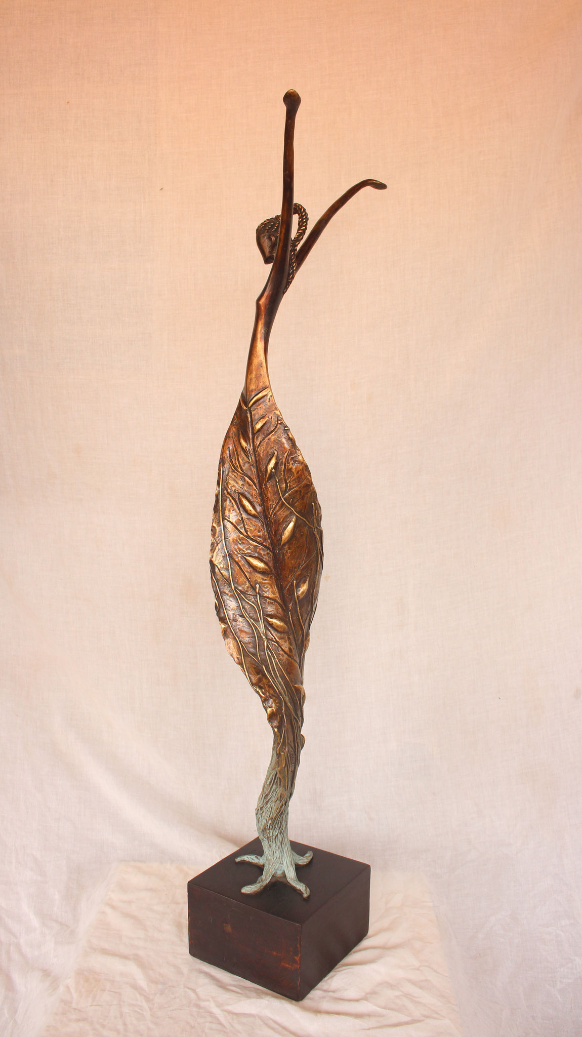 Femme Feuille : 98 cm x 32 cm x 17 cm