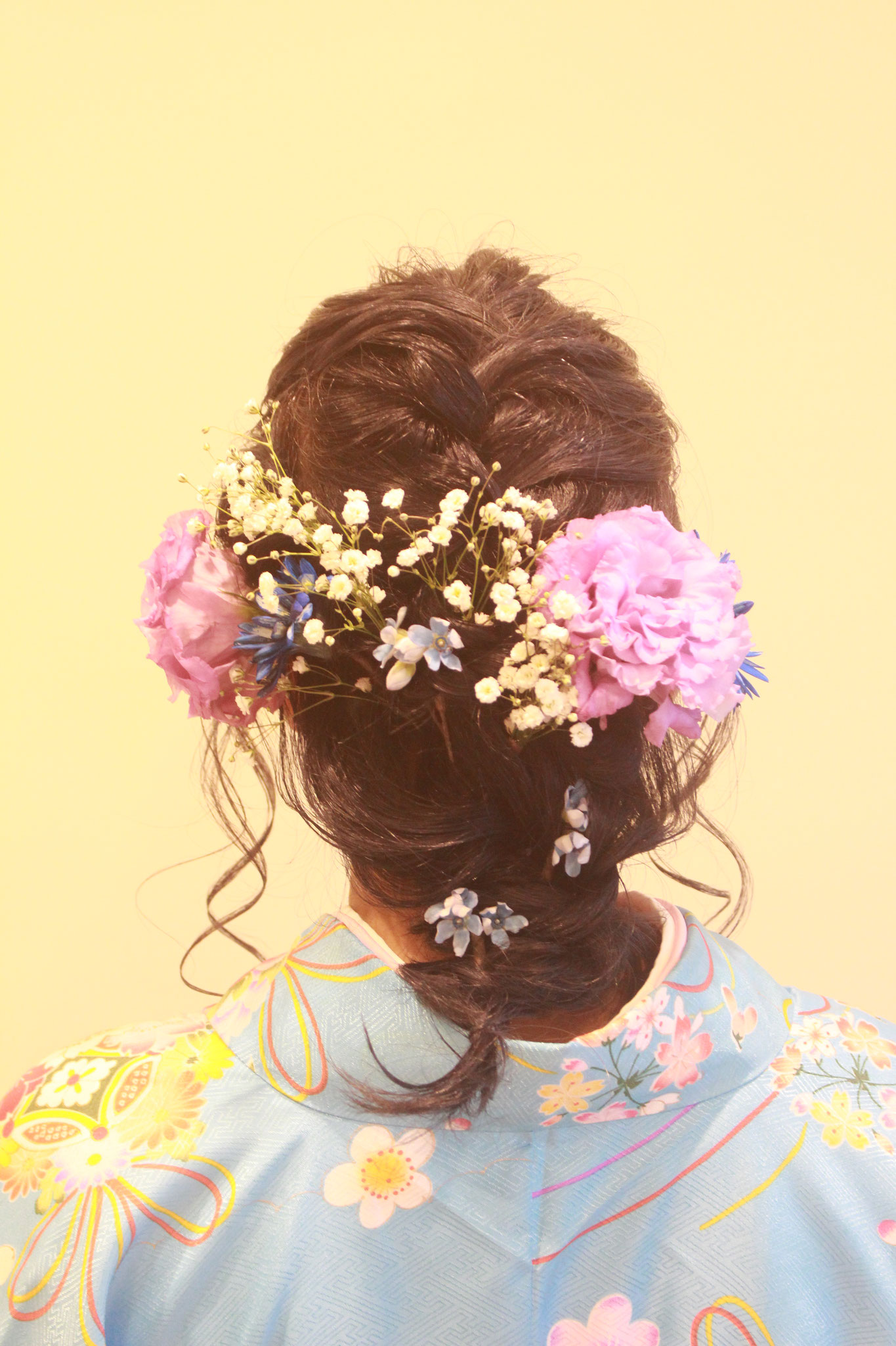 卒業式の袴の着付け・生花で髪飾りを行っている富田林・金剛・大阪狭山市の美容室です。 富田林・大阪狭山市・金剛の美容室であなただけのヘアカラーを
