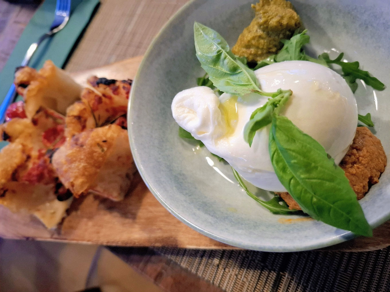 Bufala Burrata mit Pesto und Focaccia