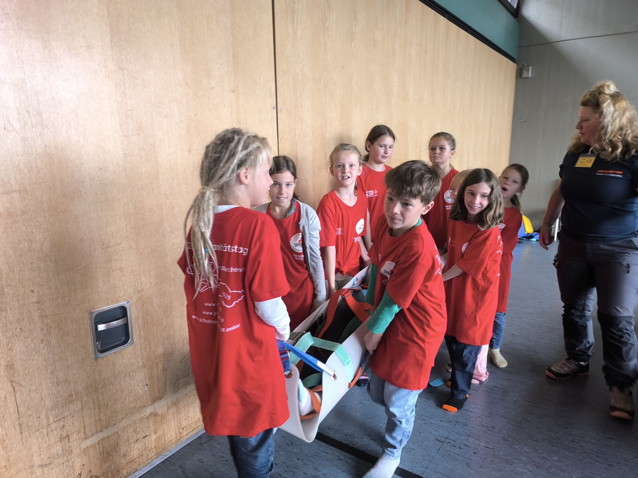 ...und dann im Teamwork zum Abseilpunkt getragen...