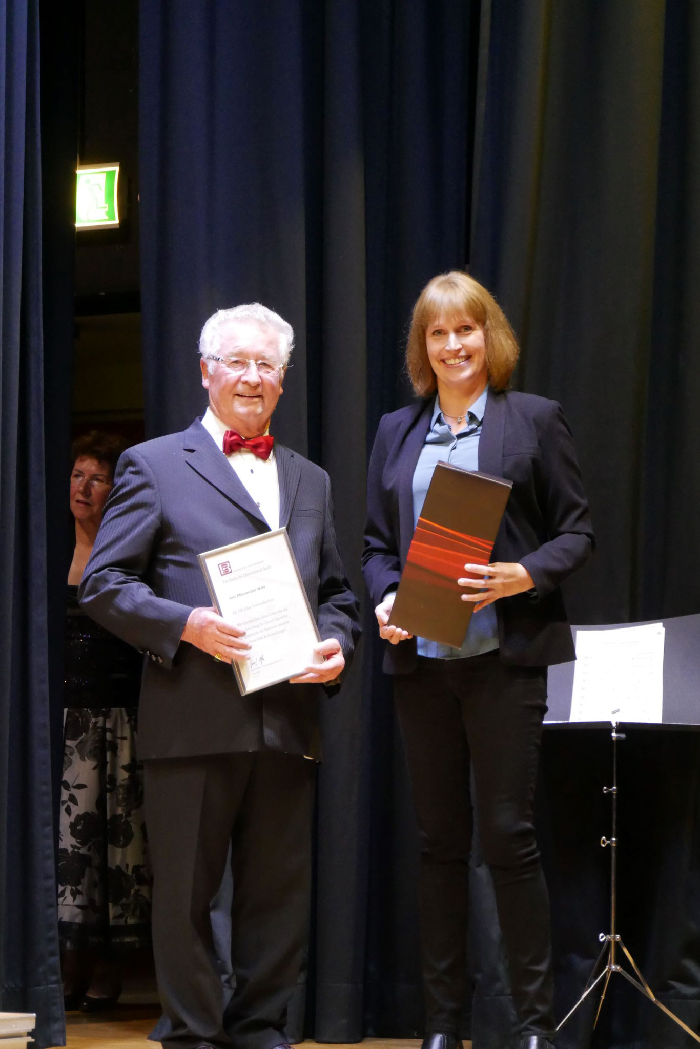 Die Vizepräsidentin des Chorverbandes Hochrhein, Sonja Dannenberger, überreichte dem 1. Vorsitzenden Gerhard Kunzweiler die Urkunde des Badischen Chorverbandes