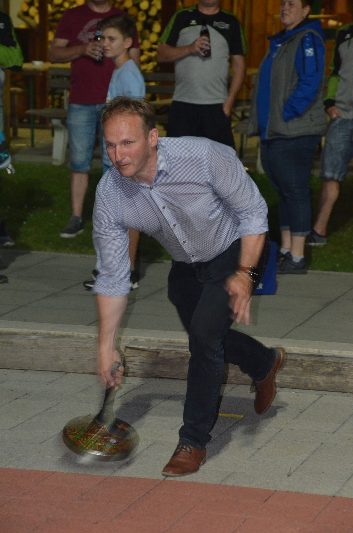 Unser Bürgermeister versucht sich im Stocksport