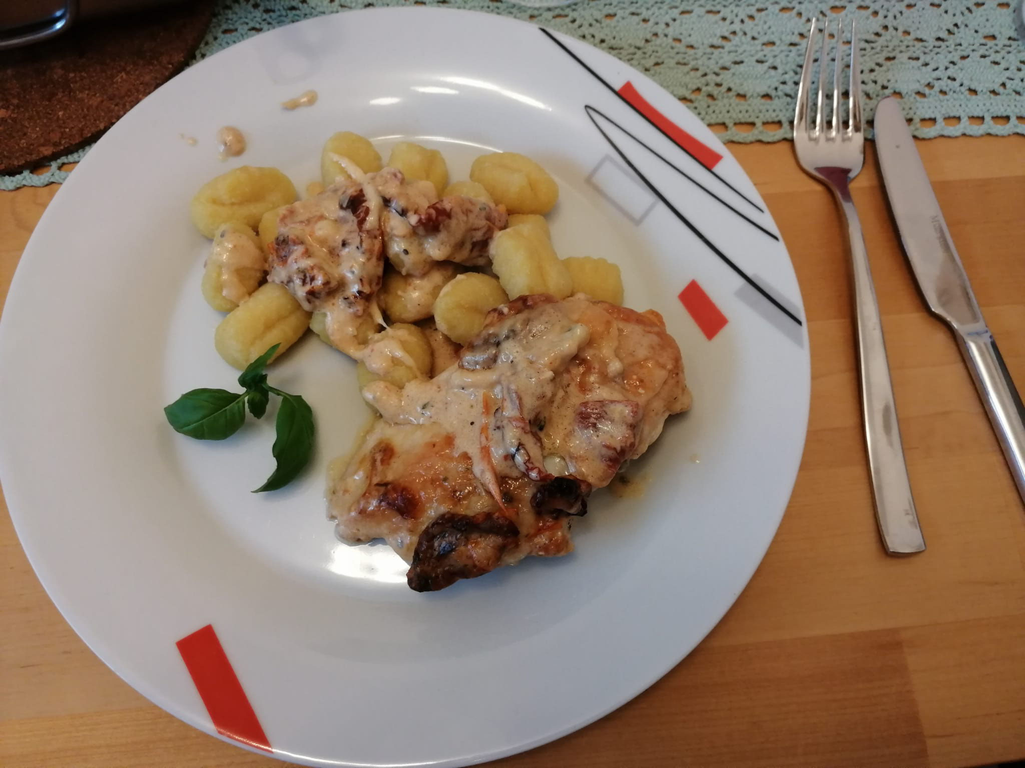 ...leckeres Sahne-Mozzarella Hähnchen mit Gnocchi zu.