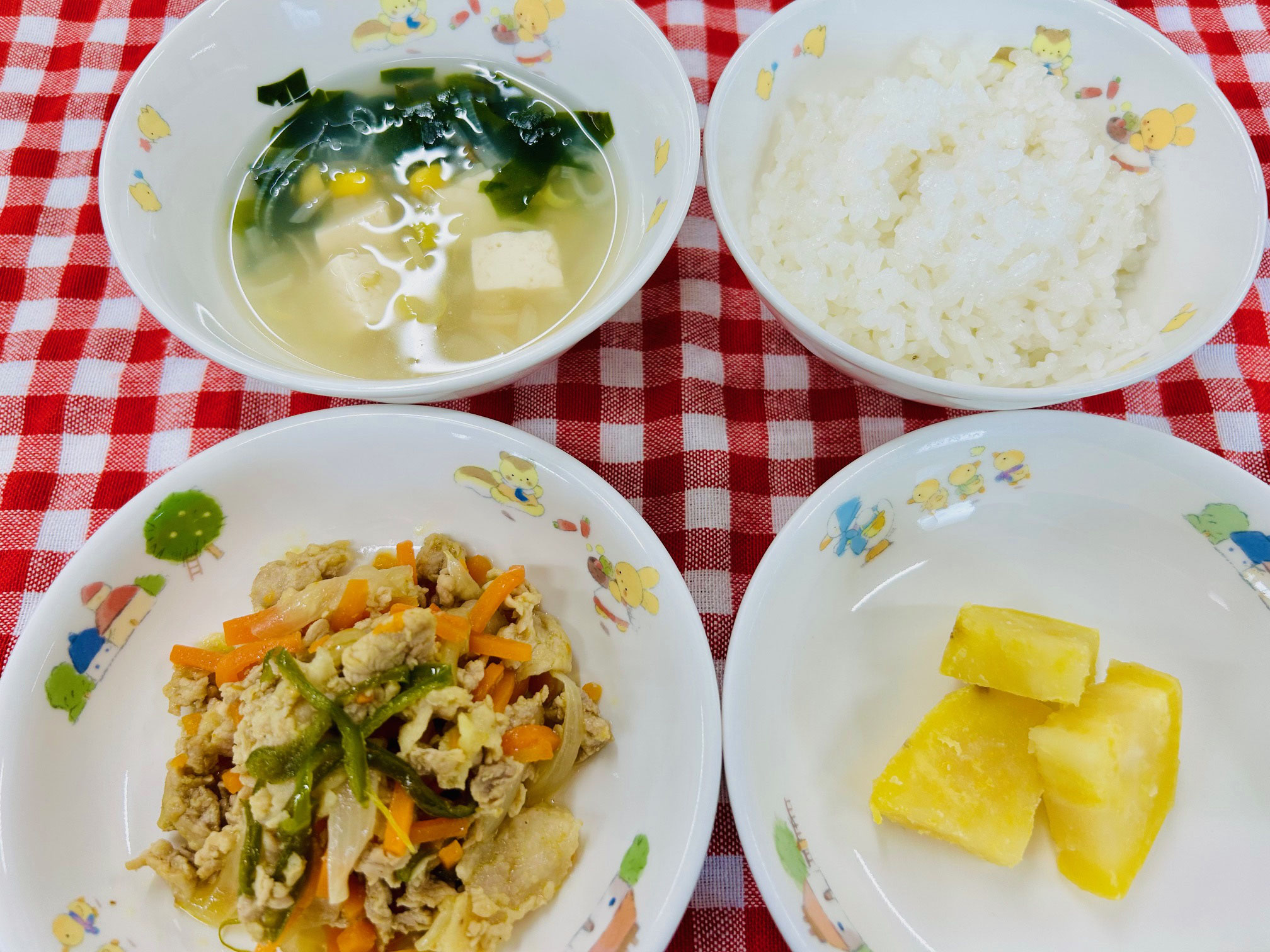 6/6 ご飯　わかめスープ　豚肉と野菜のカレー炒め　さつま芋の甘煮