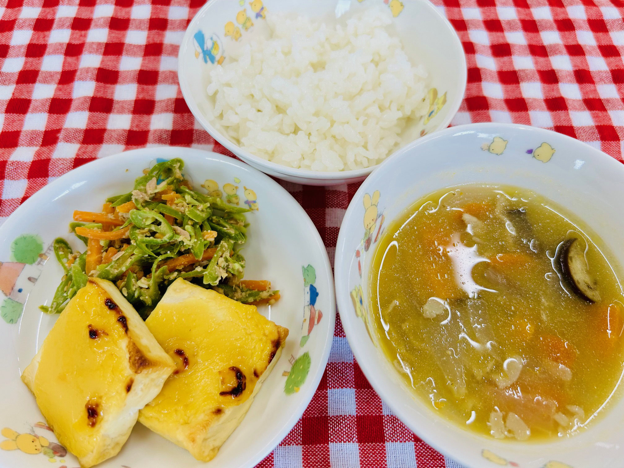 6/18　ご飯　豚汁　豆腐のコーンみそ焼き　いんげんのごま和え