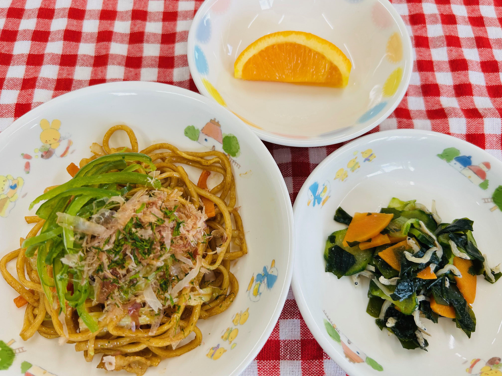 6/17　焼きそば　和風サラダ　オレンジ