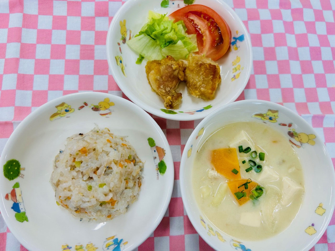 6/23　サラダ寿司　豆乳入り味噌汁　鶏の唐揚げ　生野菜