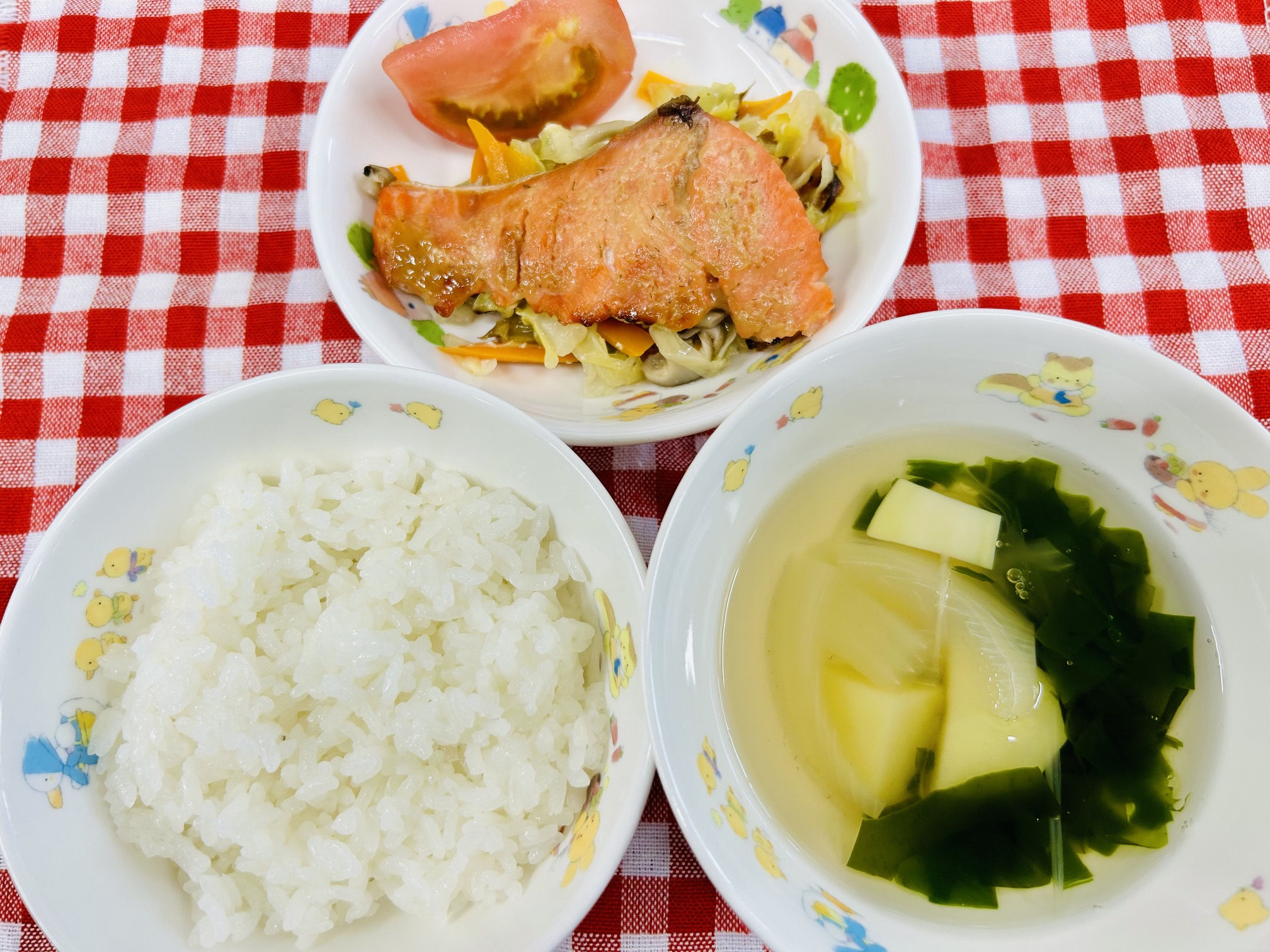 7/1 ご飯　すまし汁　さけのちゃんちゃん焼き　トマト