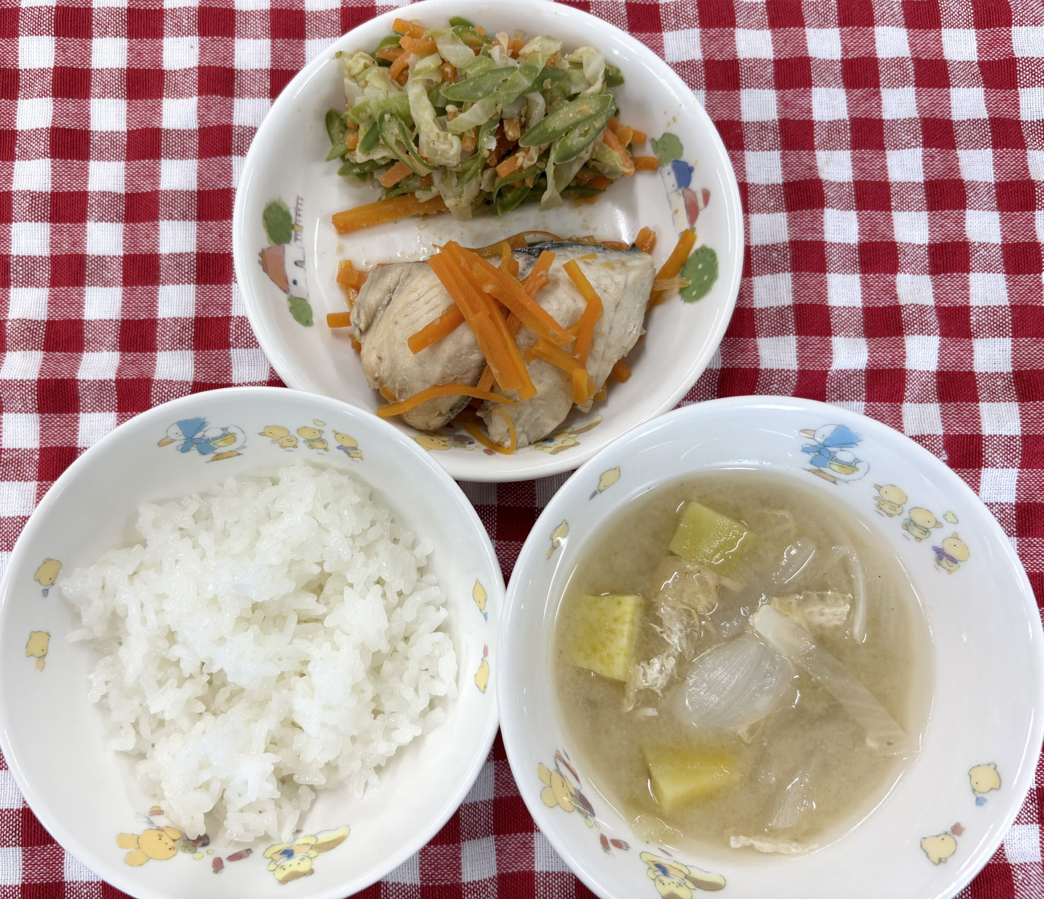 7/15ご飯  みそ汁  さわらと人参の煮物  やさいのごま和え