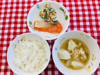 11/10　ご飯　大根とあげの煮物風汁　鮭の塩焼き　白和え