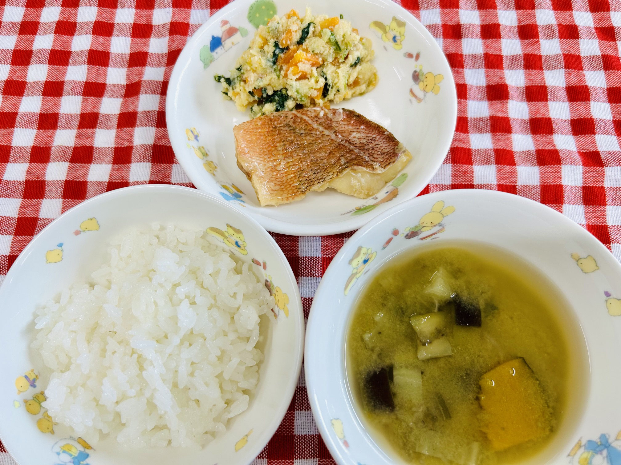 7/6　ご飯　みそ汁　白身魚の煮つけ　卯の花