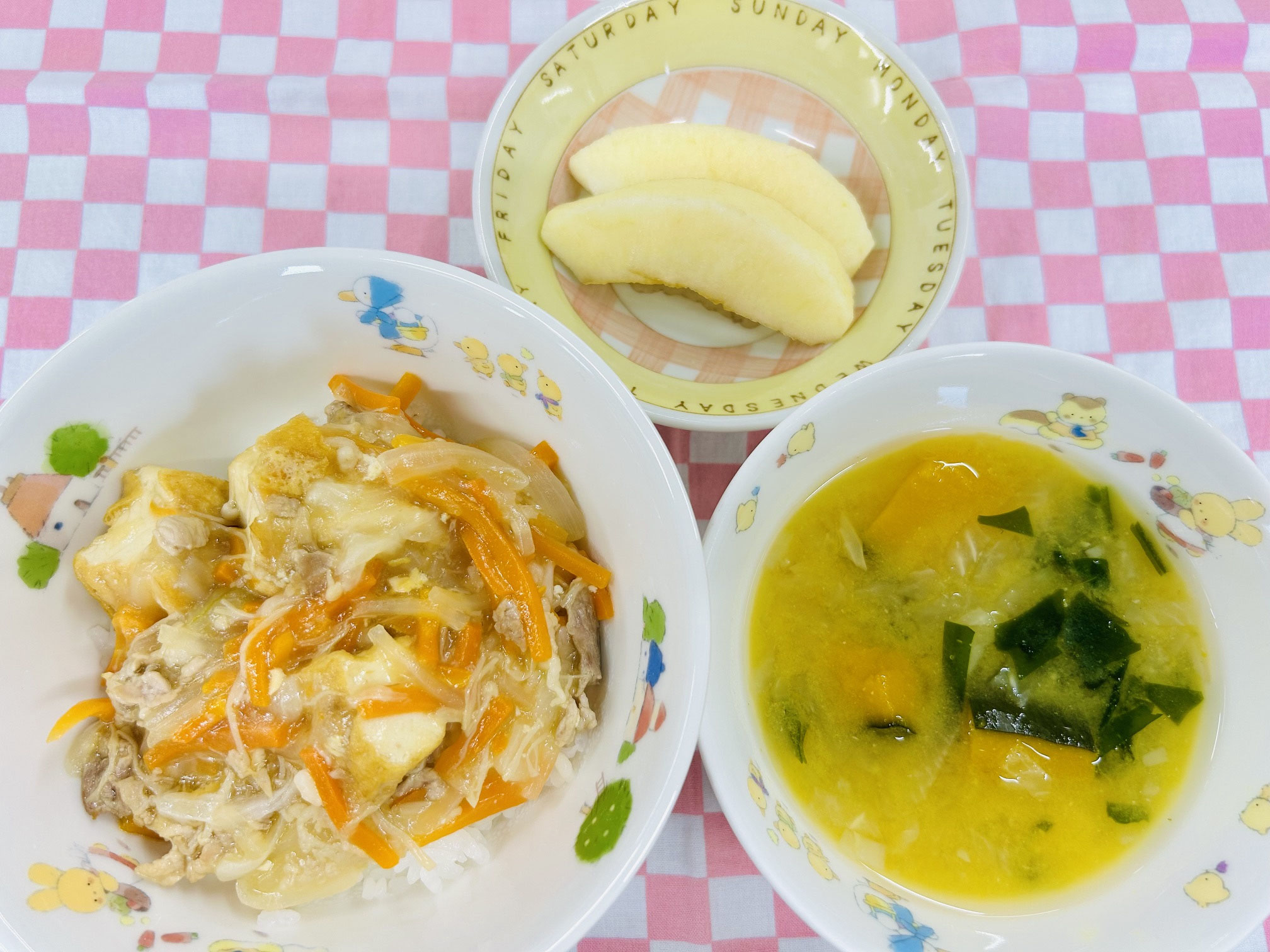 7/8　厚揚げの中華丼　みそ汁　りんご