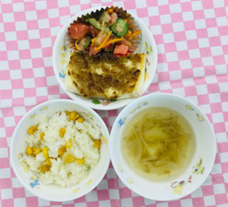 7/22　焼きもろこしご飯　野菜のすまし汁　豆腐のごまみそ焼き　トマトのツナ和え