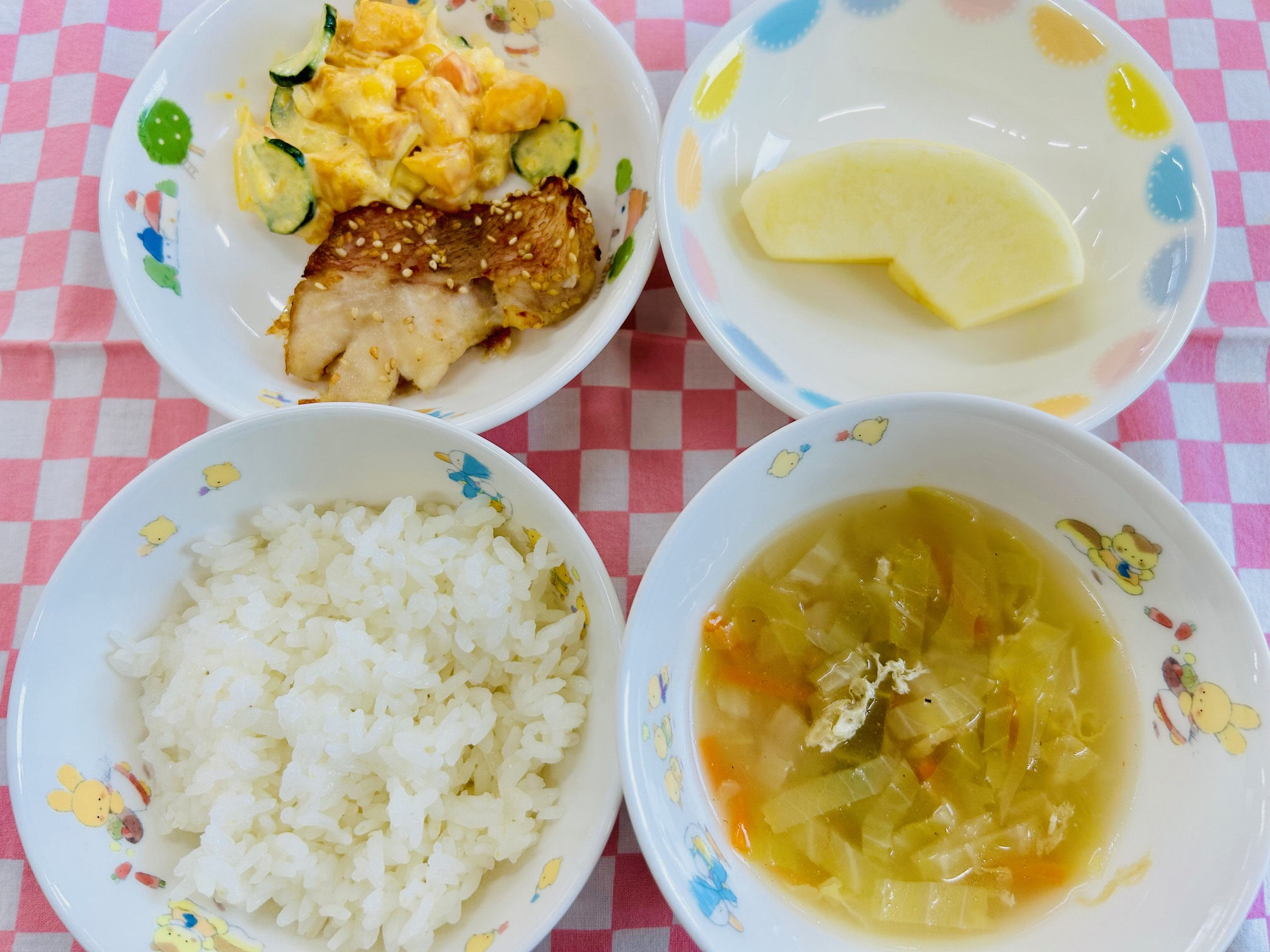 3/9　ご飯  みそ汁  白身魚のごま揚げ  南瓜サラダ  りんご
