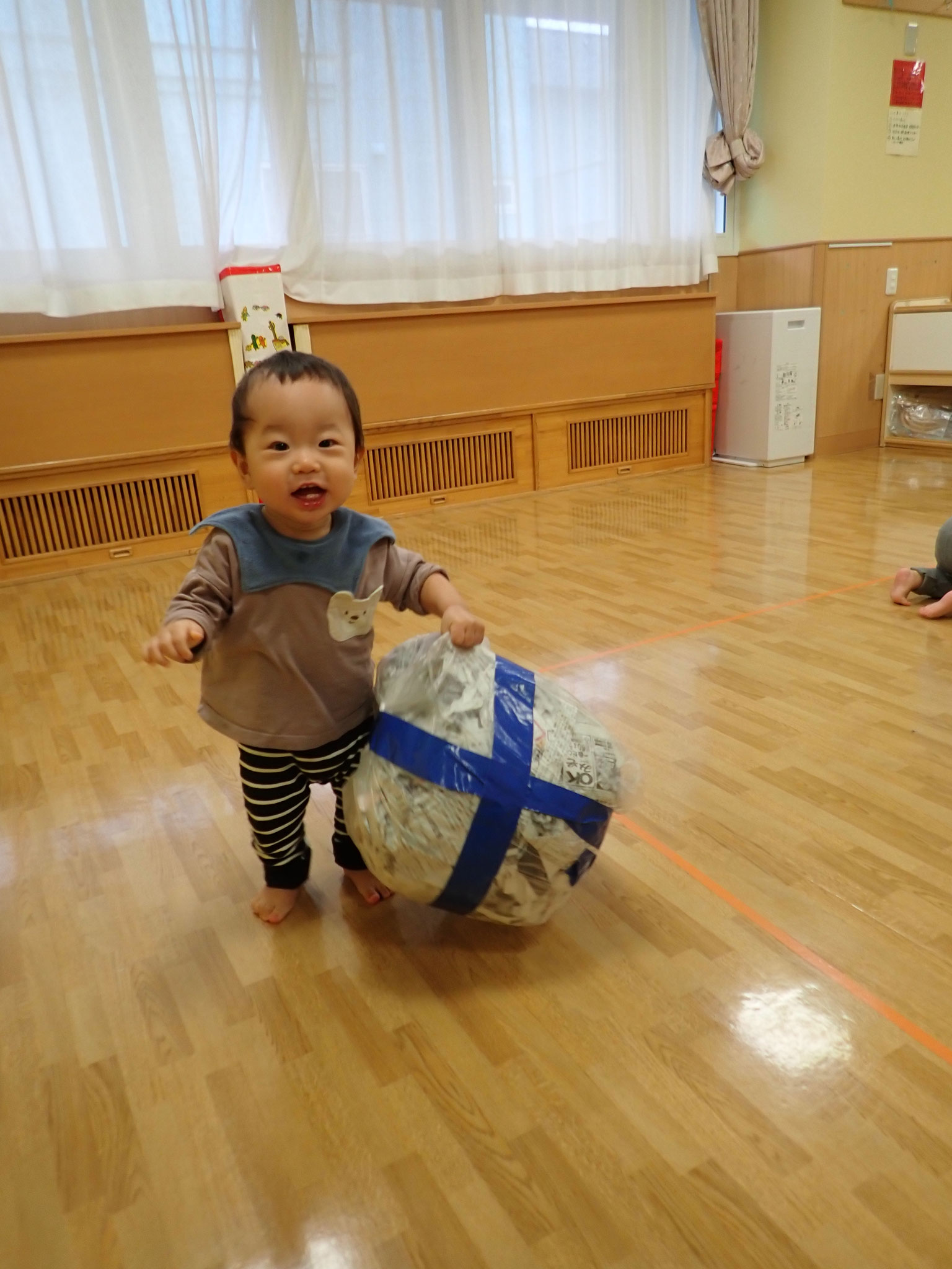 「おっきなボール、みーつけた！！片手で持てちゃった！」