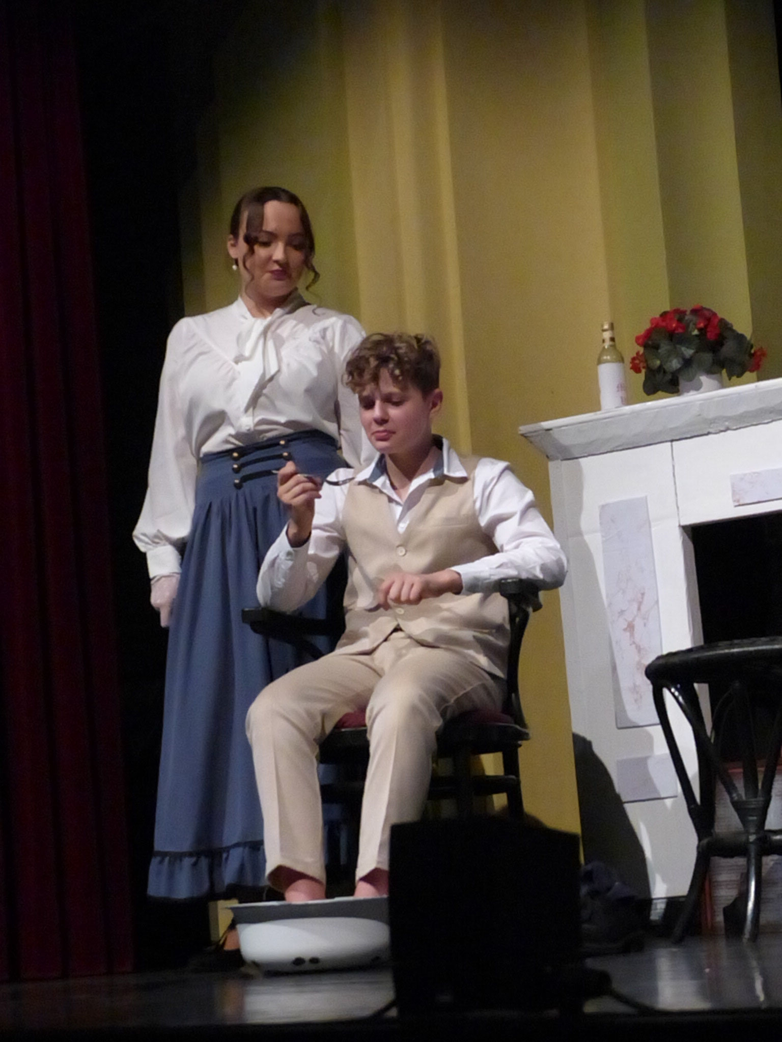 Mary Poppins verabreicht Michael "mit 'nem Teelöffel Zucker" die Medizin vorm Kamin.