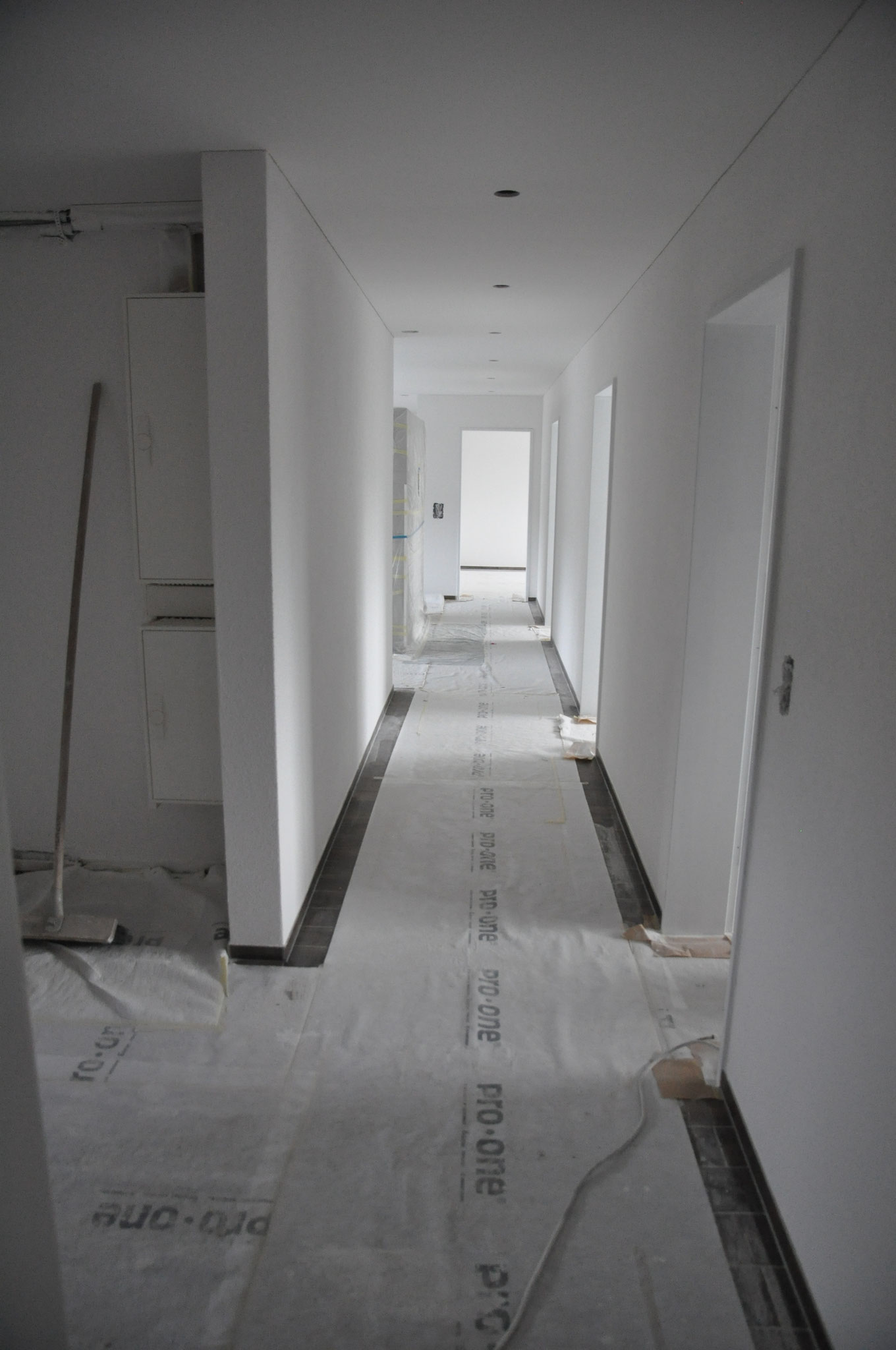 Innenausbau Gang 4,5 Zimmer Wohnung Einheit B (Mai 2016)