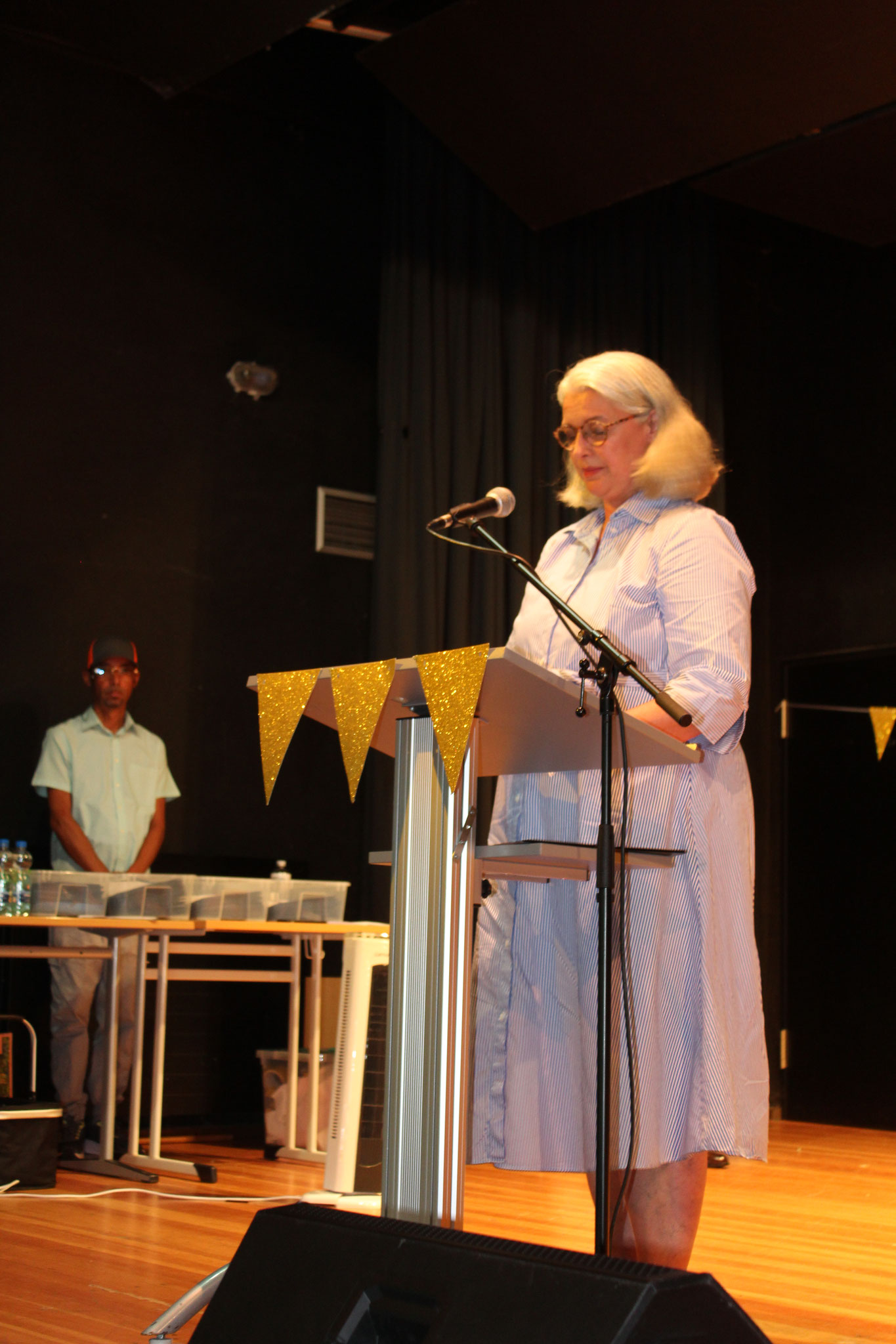 Mit einem lachenden und einem nachdenklichen Auge verabschiedet Alexandra Löhr vom Schulelternbeirat die 5 Abschlussklassen