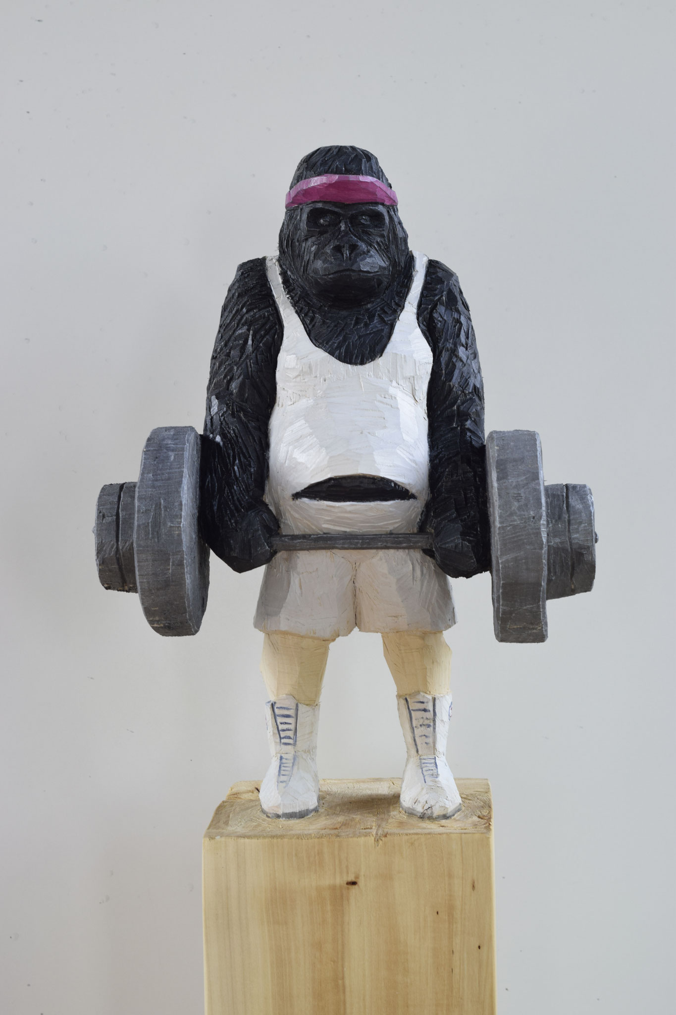 Gorilla mit Hanteln