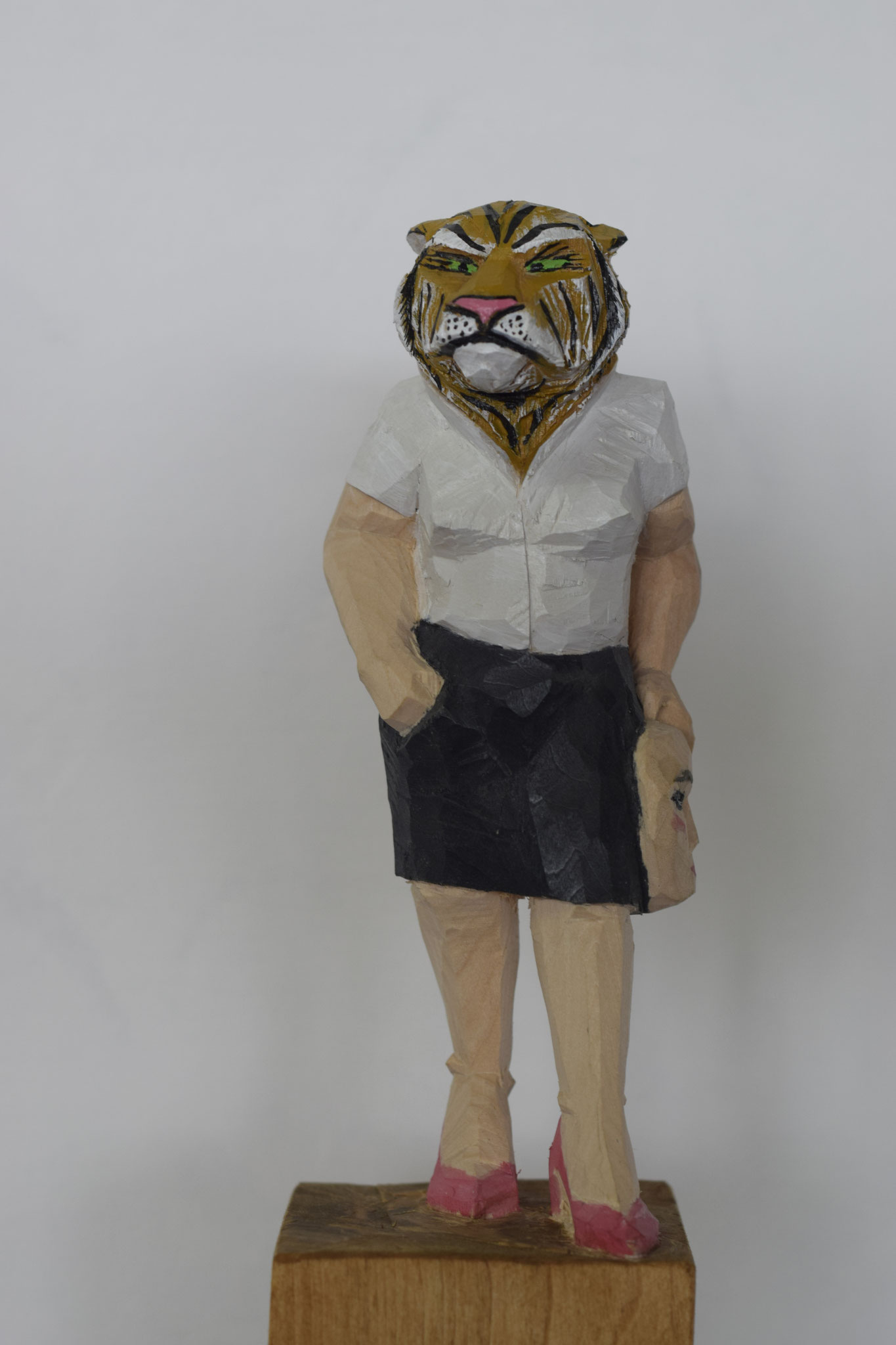 Tigerdame mit Maske