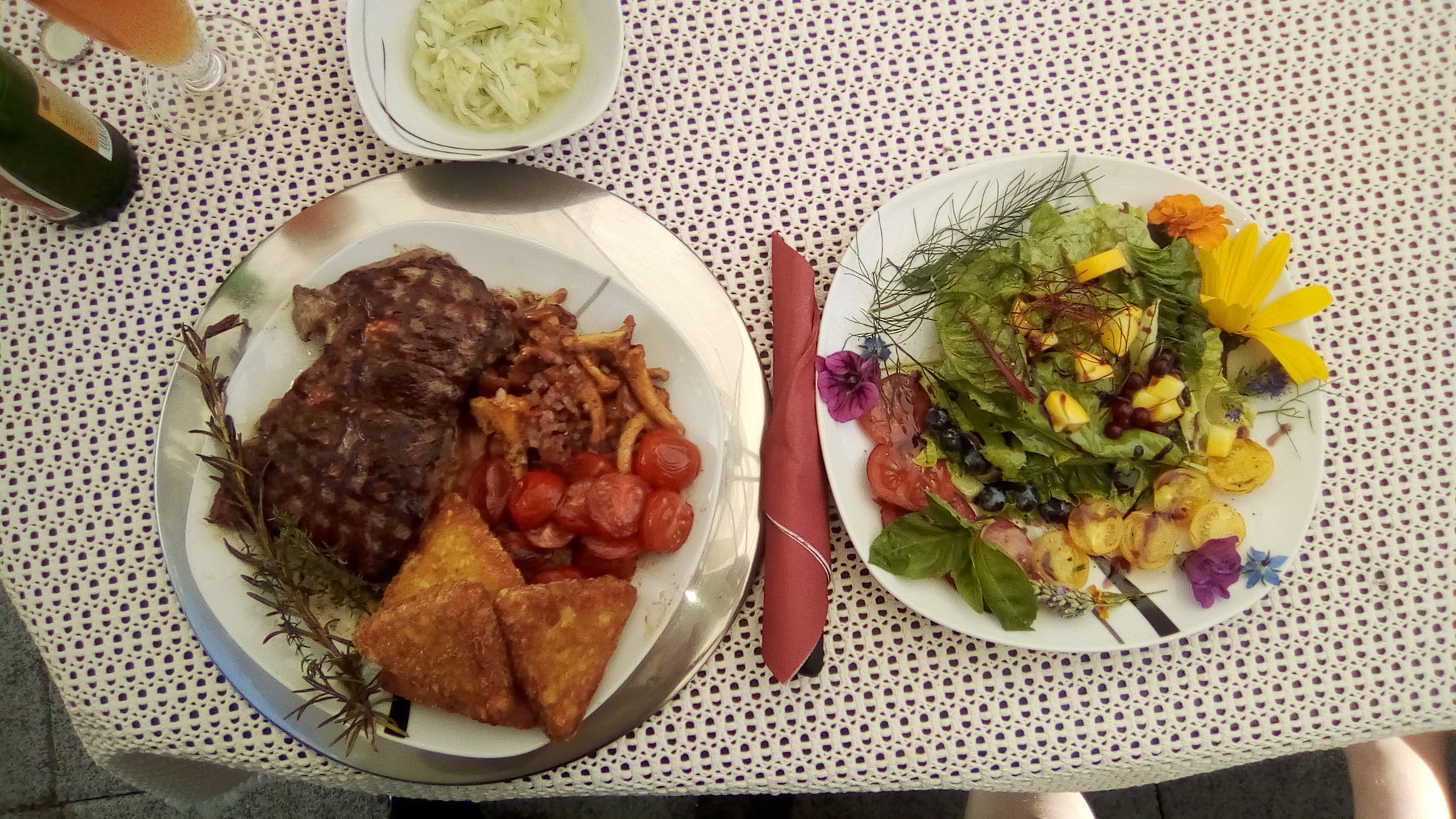 Salatteller mit Steak, Röstiecken und geschmolzenen Tomaten