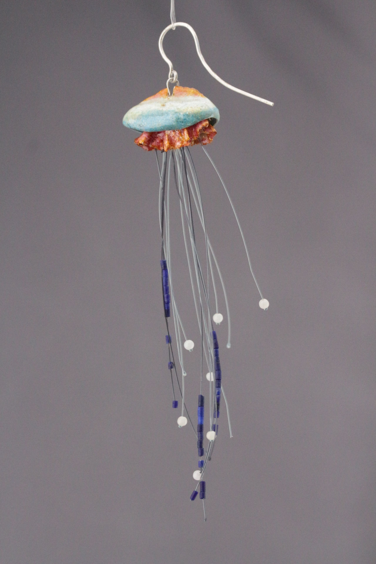 "Portugiesische Galeere":  handgetriebenes Feinsilber, Emaille, Nylon, Lapis Lazuli, Quarzperlchen (Brissur Sterlingsilber)