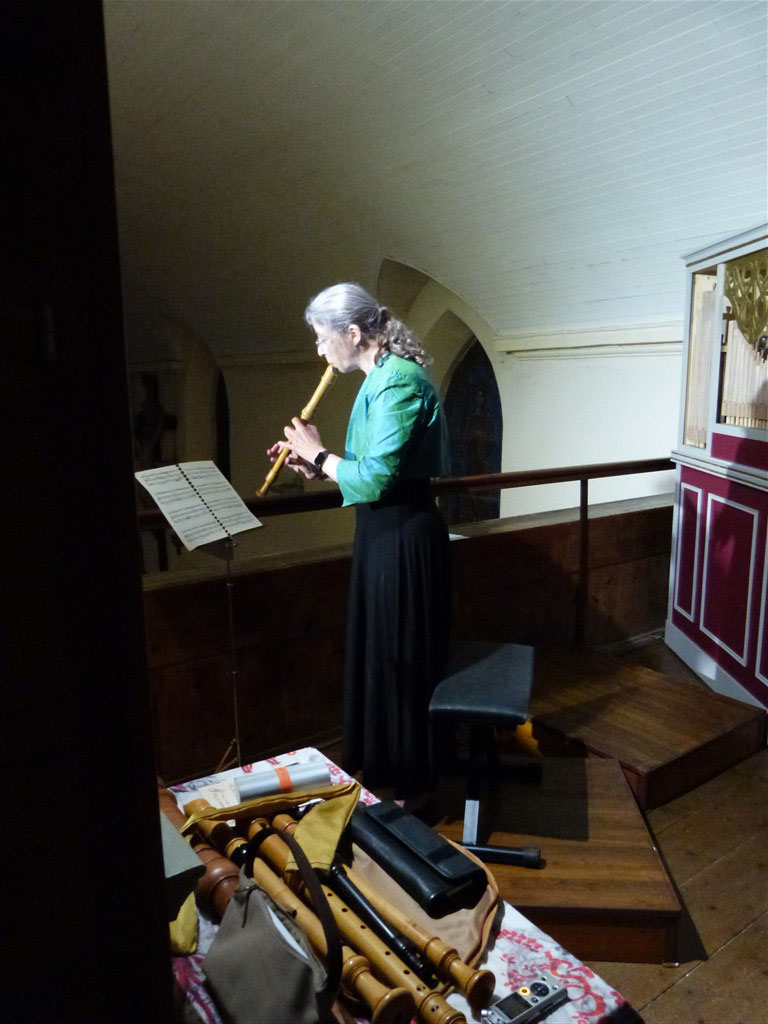 Isabelle VONCK avec l'une de ses flûtes