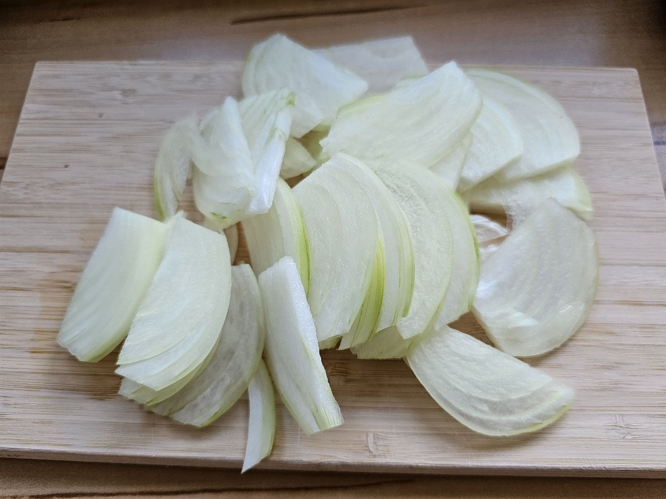 Geschnittene Zwiebeln für Waldpilzcremesuppe