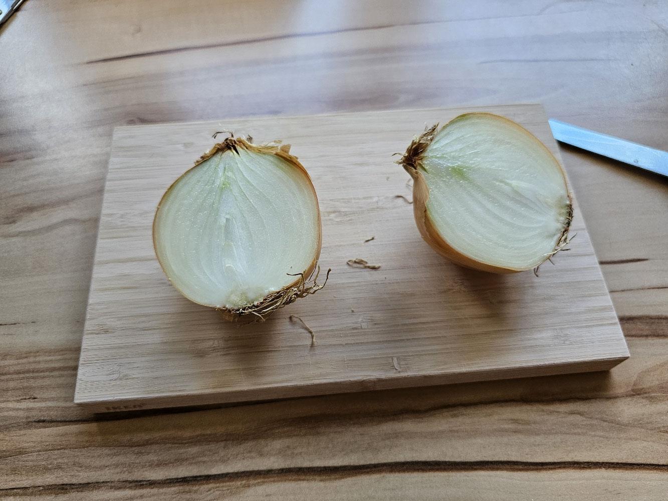 Zwiebeln für Waldpilzcremesuppe