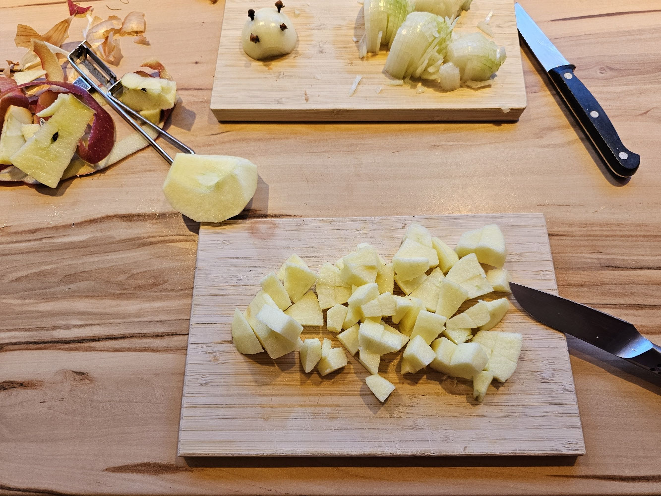 Geschnittener Apfel für den Rotkohl