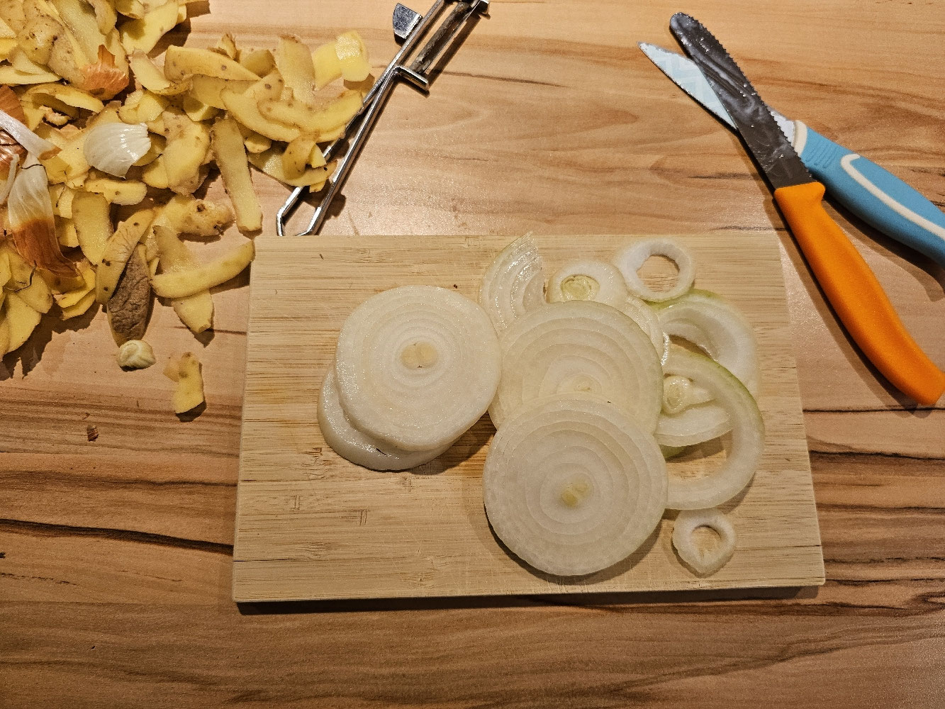 Zwiebeln für Älplermagronen schälen und schneiden