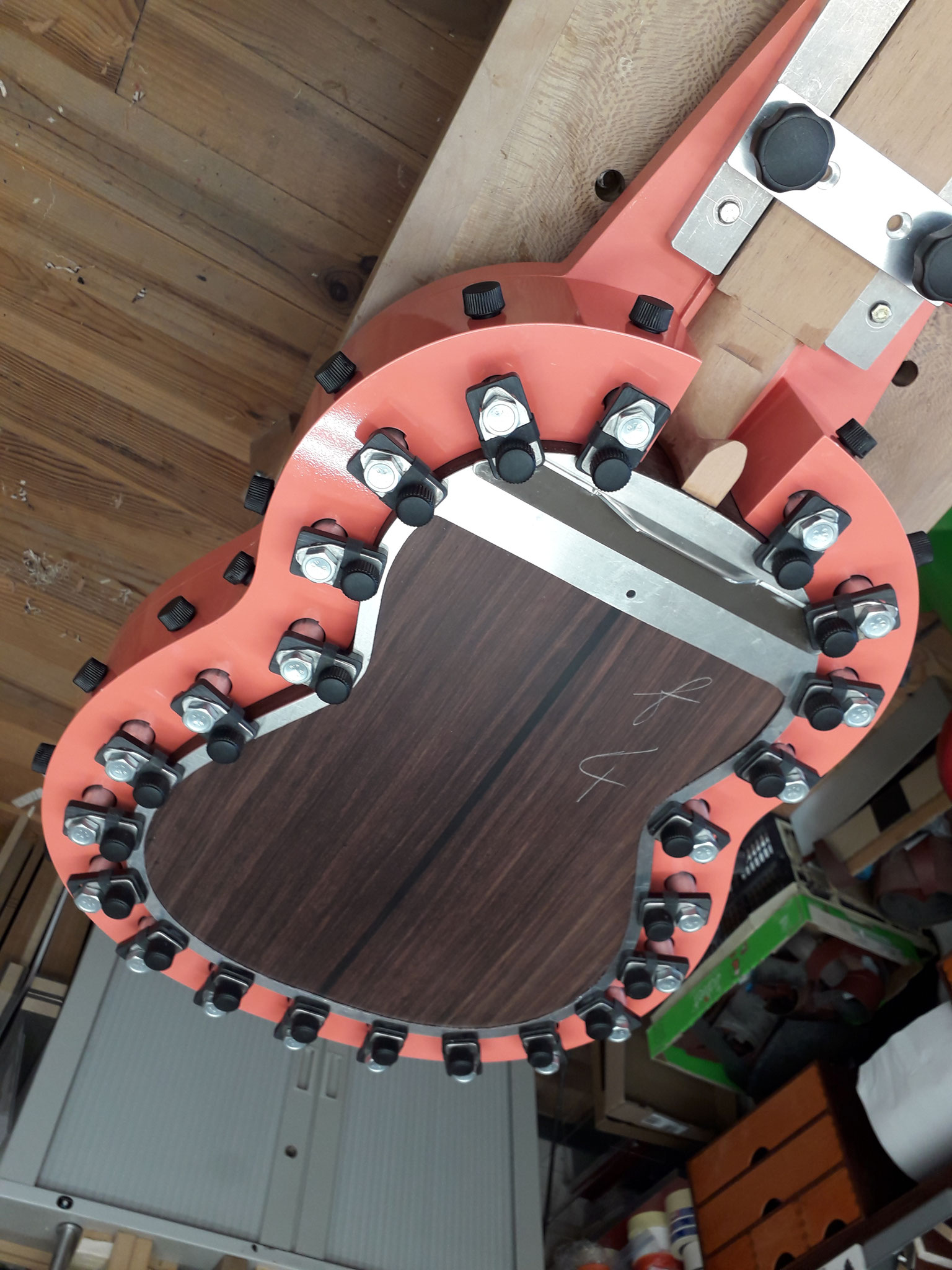 Back gluing on a bench of a guitar